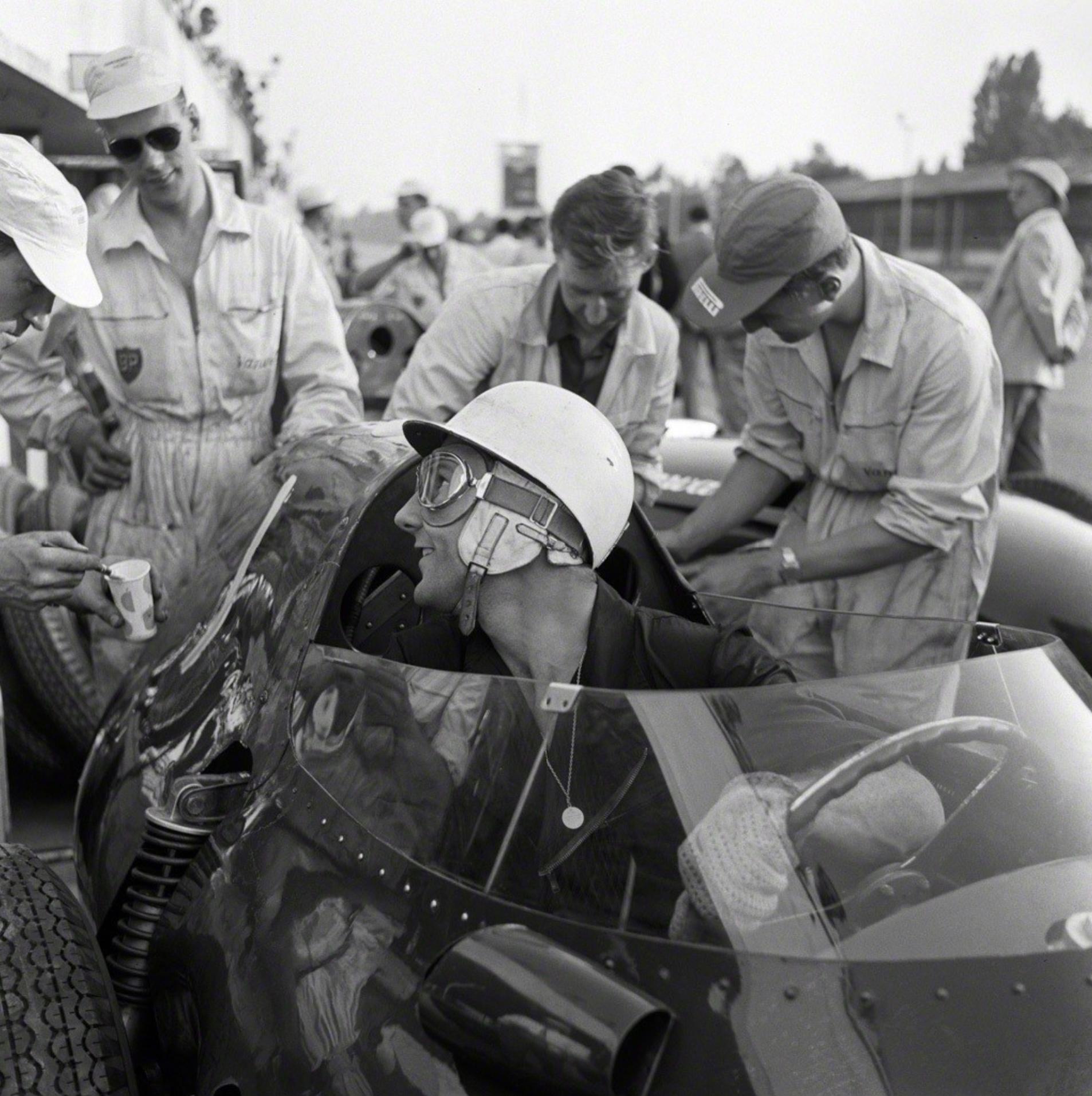 Jesse Alexander Black and White Photograph – Porträt eines Steigbügelmoss in einem Vanwall, Monza, Italien
