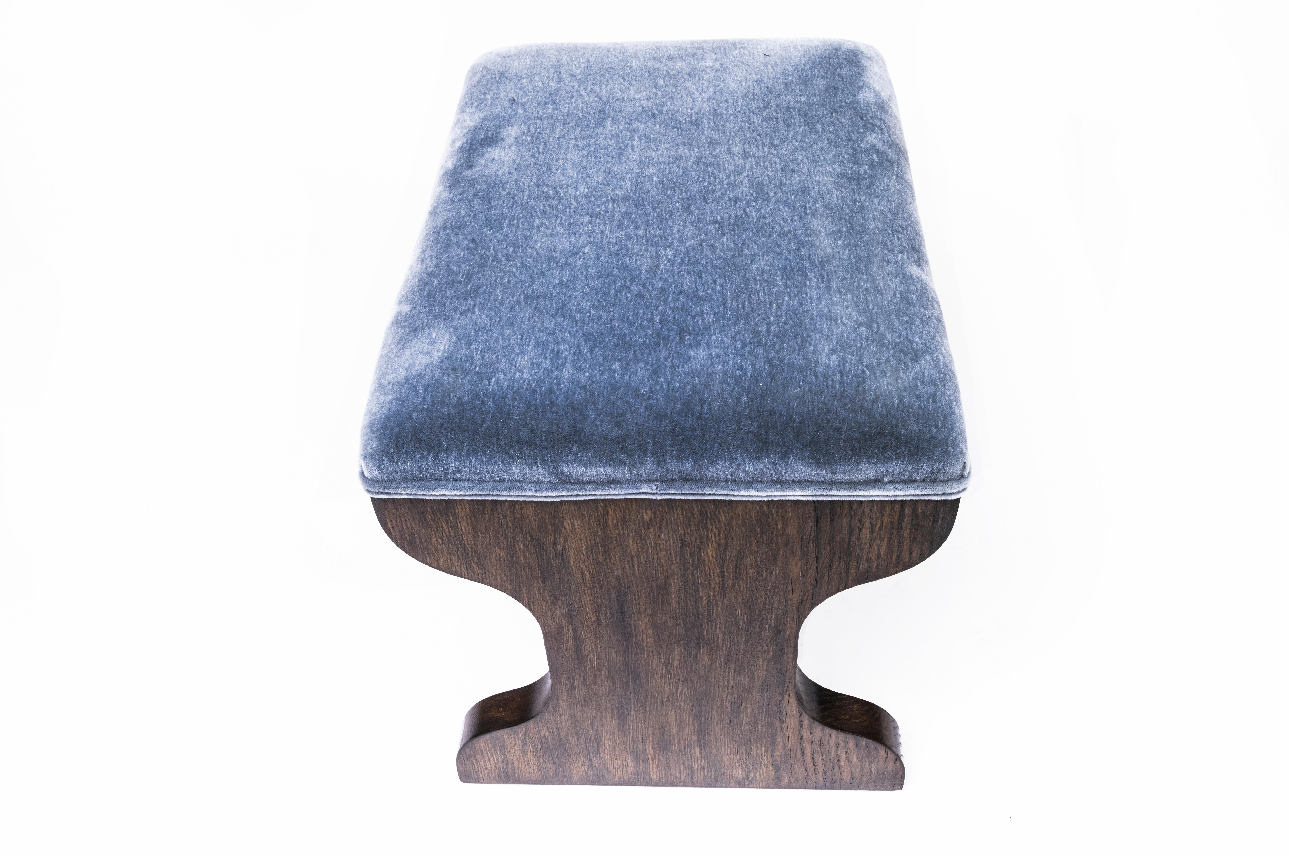 Die Jesse Bench ist eine ideale Ergänzung für Ihren Wohnraum, ob vor dem Kamin oder als zusätzliche Sitzgelegenheit für Gäste. Der einzigartige sanduhrförmige Sockel verleiht jedem Raum einen Hauch von Eleganz und Raffinesse. Die mit viel Liebe zum
