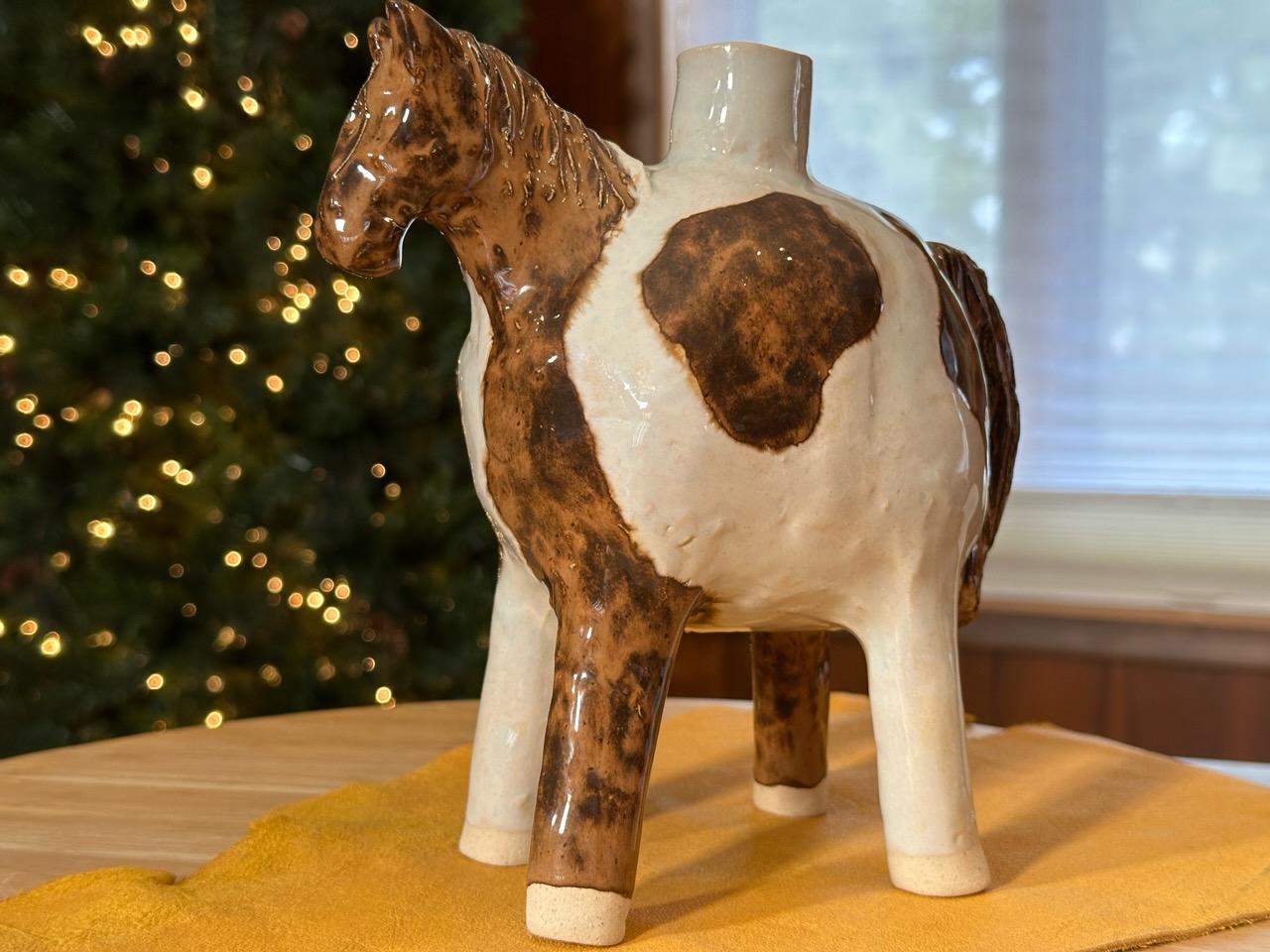 Paint Horse Ceramic Vase (Yellowstone Wild Life) White Stoneware, glossy glaze For Sale 2