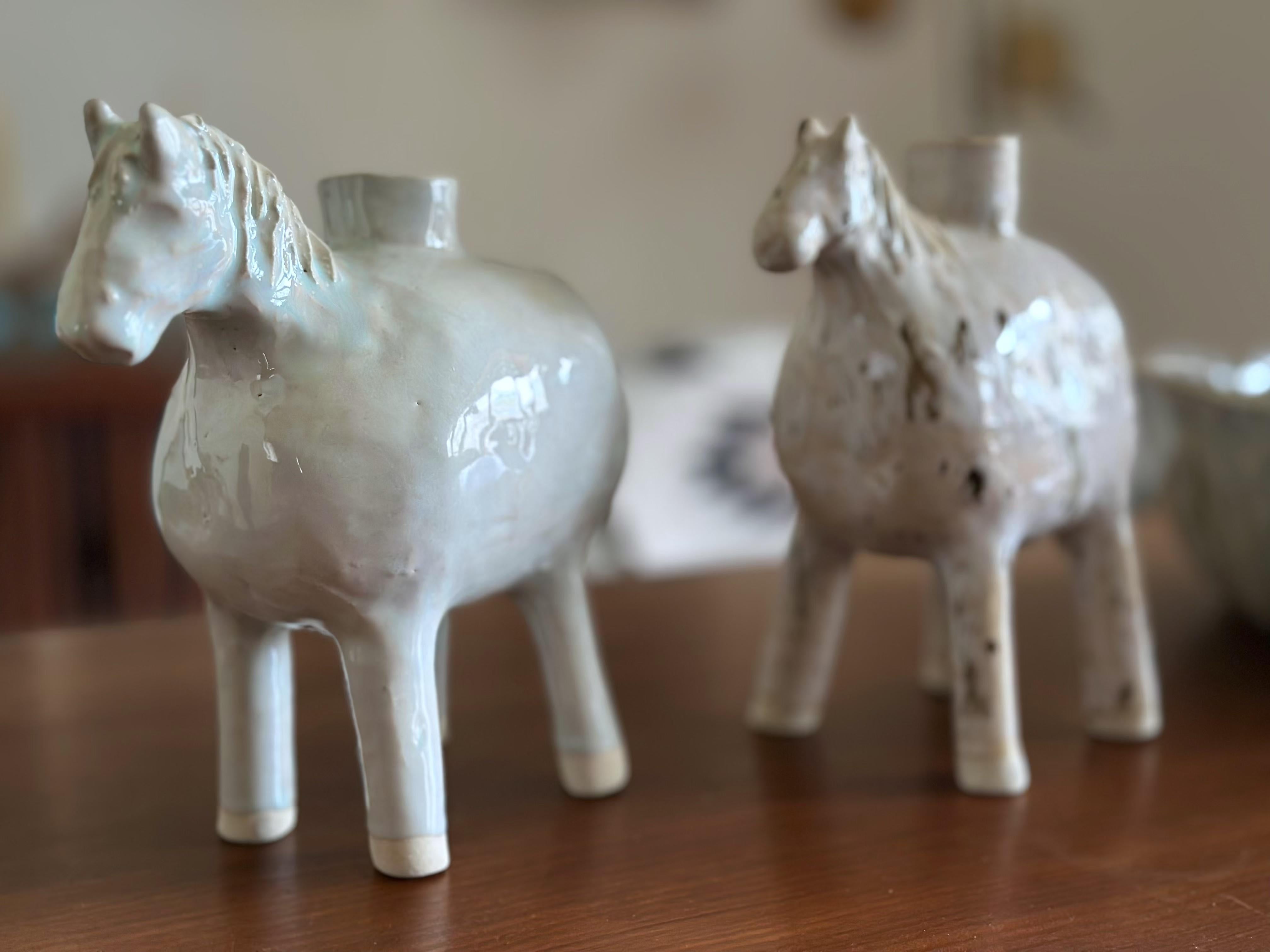 Jarrón Caballo Blanco (Yellowstone Wild Life Ceramics) Gres blanco, vidriado brillante - Sculpture Arte popular de Jesse Fales