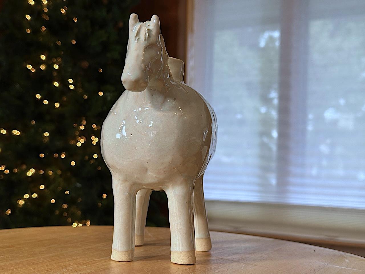 Jarrón Caballo Blanco (Yellowstone Wild Life Ceramics) Gres blanco, vidriado brillante en venta 8