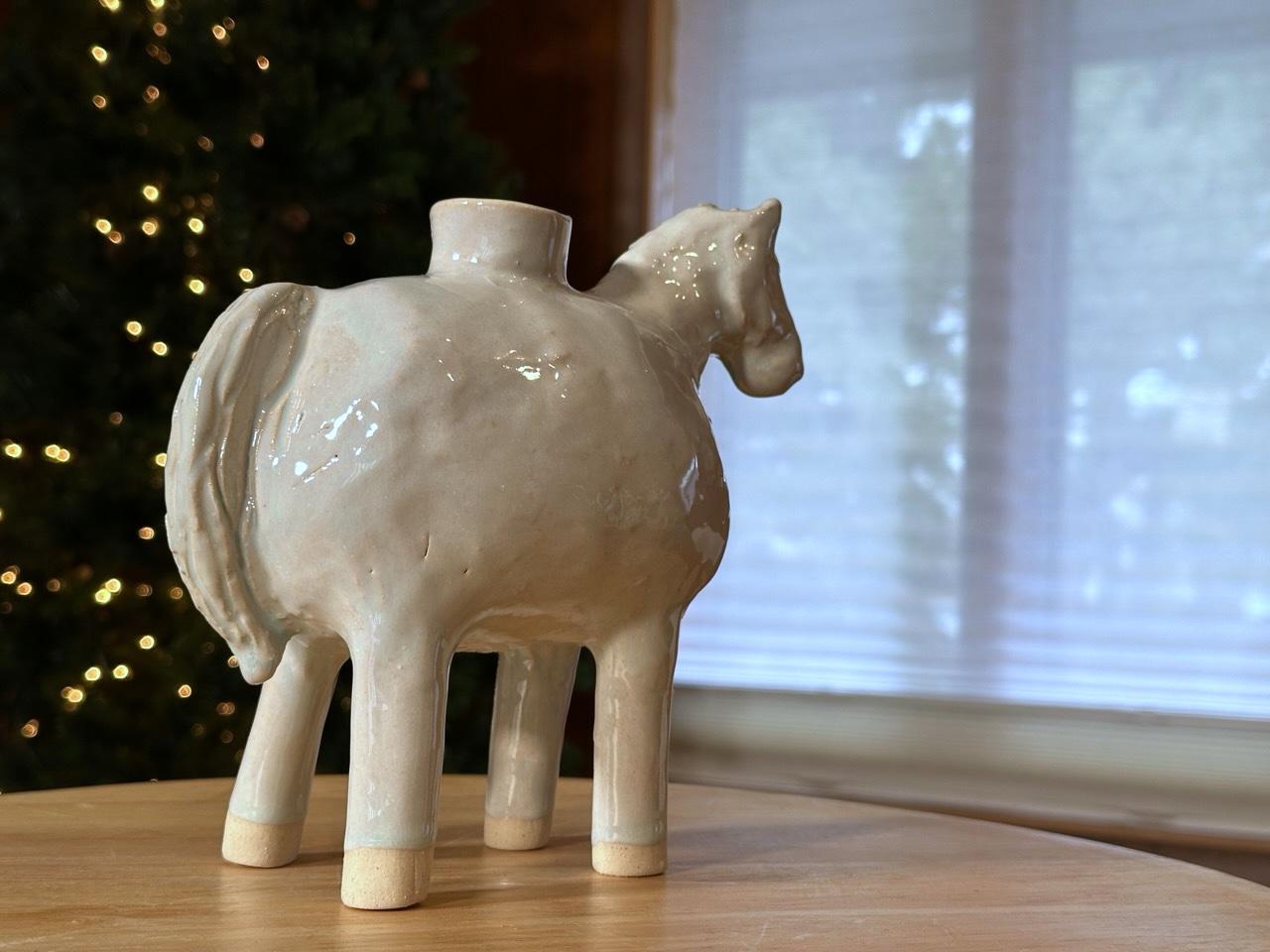 Jarrón Caballo Blanco (Yellowstone Wild Life Ceramics) Gres blanco, vidriado brillante en venta 9