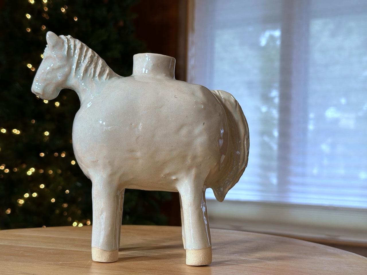 Jarrón Caballo Blanco (Yellowstone Wild Life Ceramics) Gres blanco, vidriado brillante en venta 10