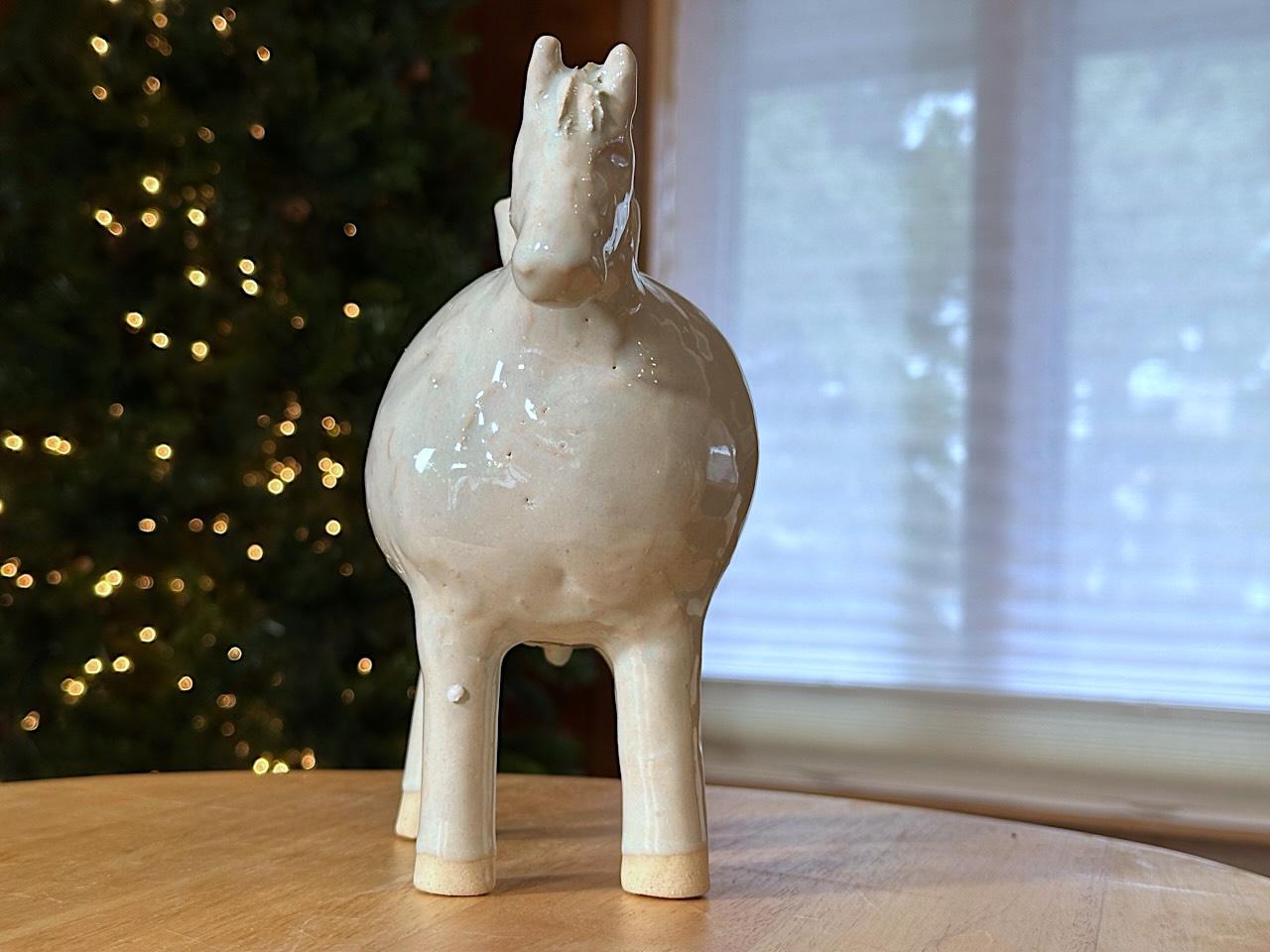 Jarrón Caballo Blanco (Yellowstone Wild Life Ceramics) Gres blanco, vidriado brillante en venta 11