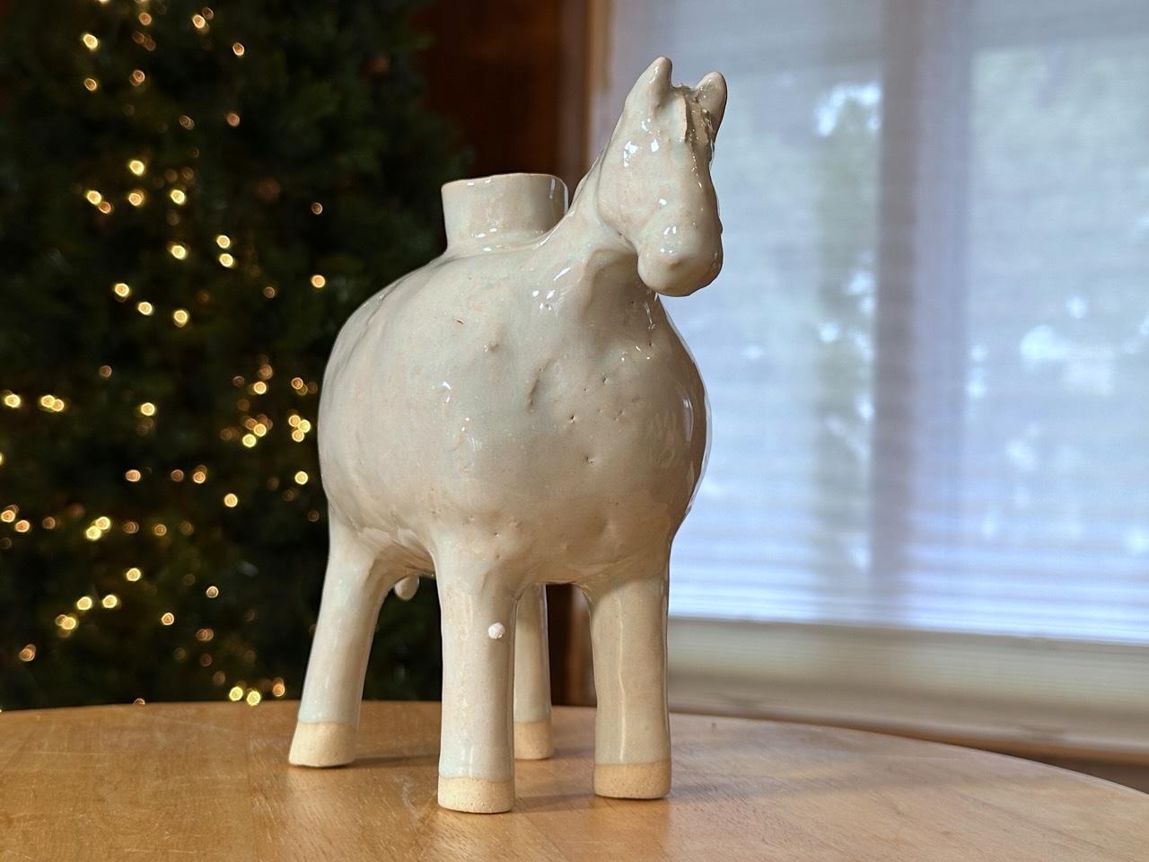 Jarrón Caballo Blanco (Yellowstone Wild Life Ceramics) Gres blanco, vidriado brillante en venta 12