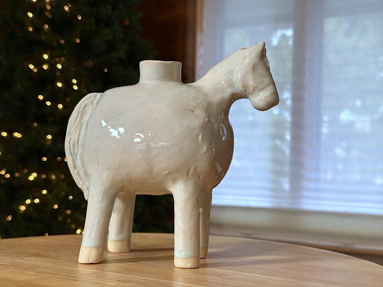 Jarrón Caballo Blanco (Yellowstone Wild Life Ceramics) Gres blanco, vidriado brillante en venta 13