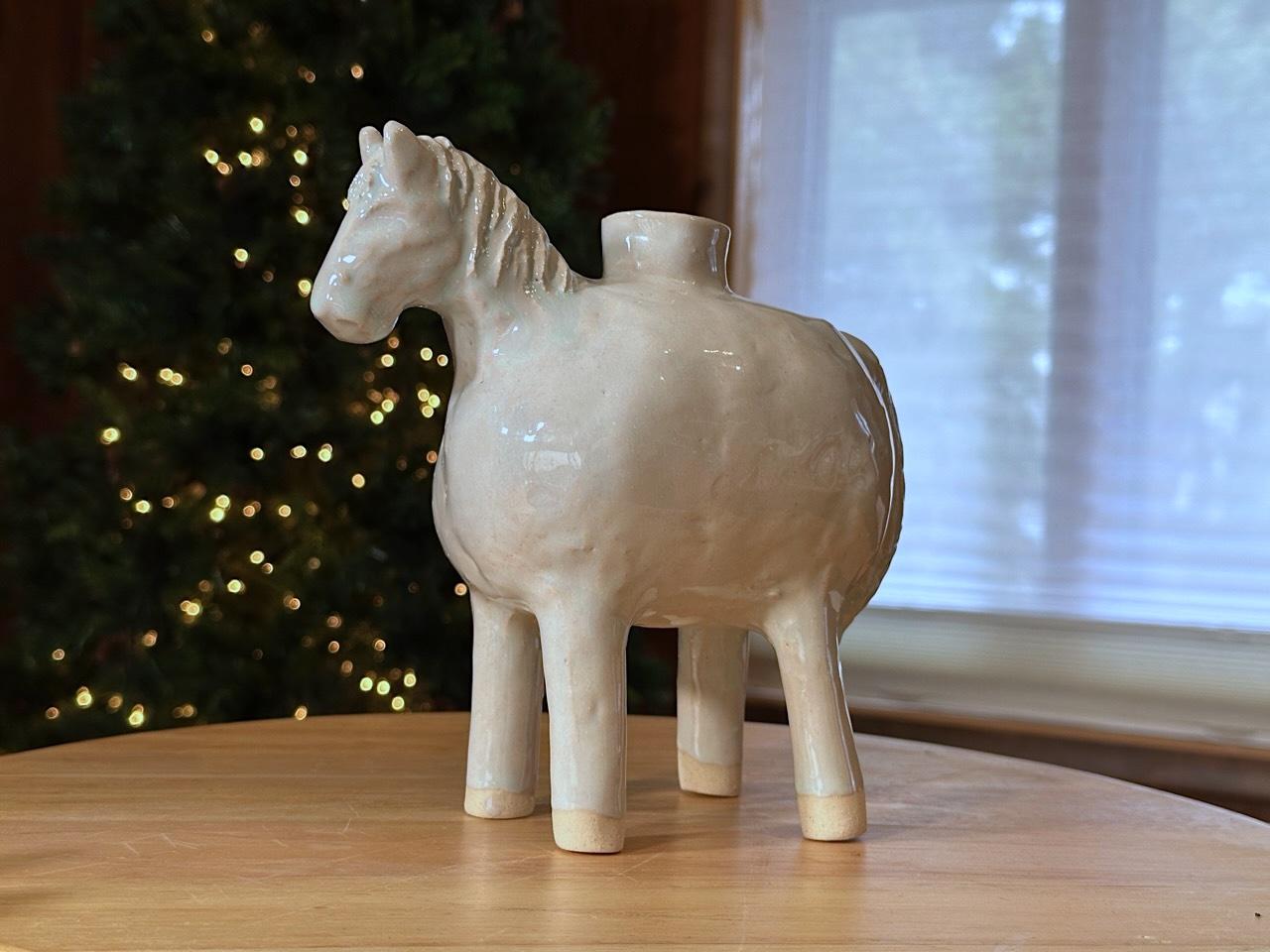 JESSE FALES, Jarrón Caballo Blanco, gres blanco y vidriado, 2024. Este jarrón o portavelas artesanal canaliza la sencillez, la fuerza y la pureza del caballo blanco. Hecho a mano en la zona de Yellowstone.

Hecho a mano; Cada uno  la pieza es
