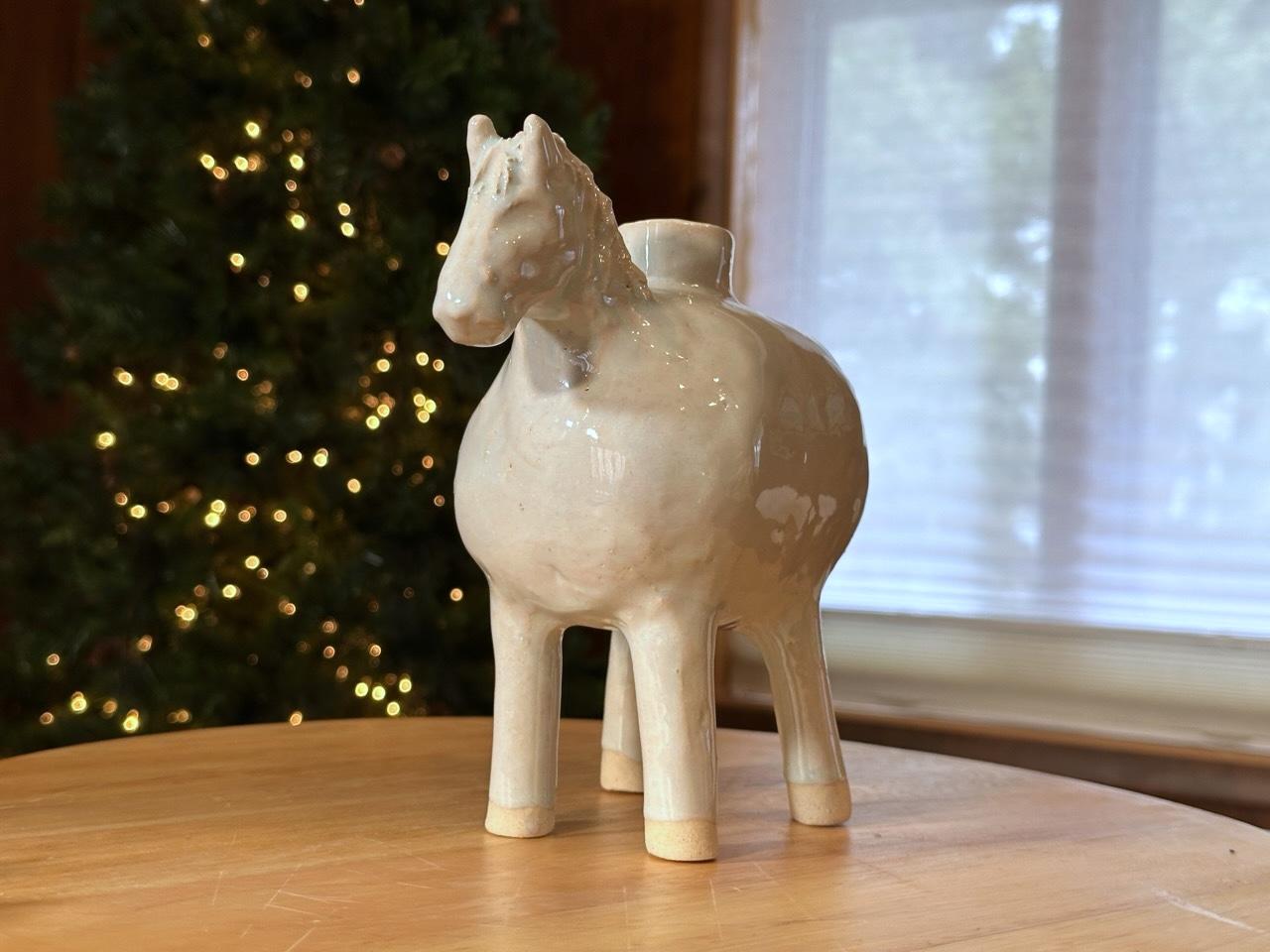 Jarrón Caballo Blanco (Yellowstone Wild Life Ceramics) Gres blanco, vidriado brillante en venta 1