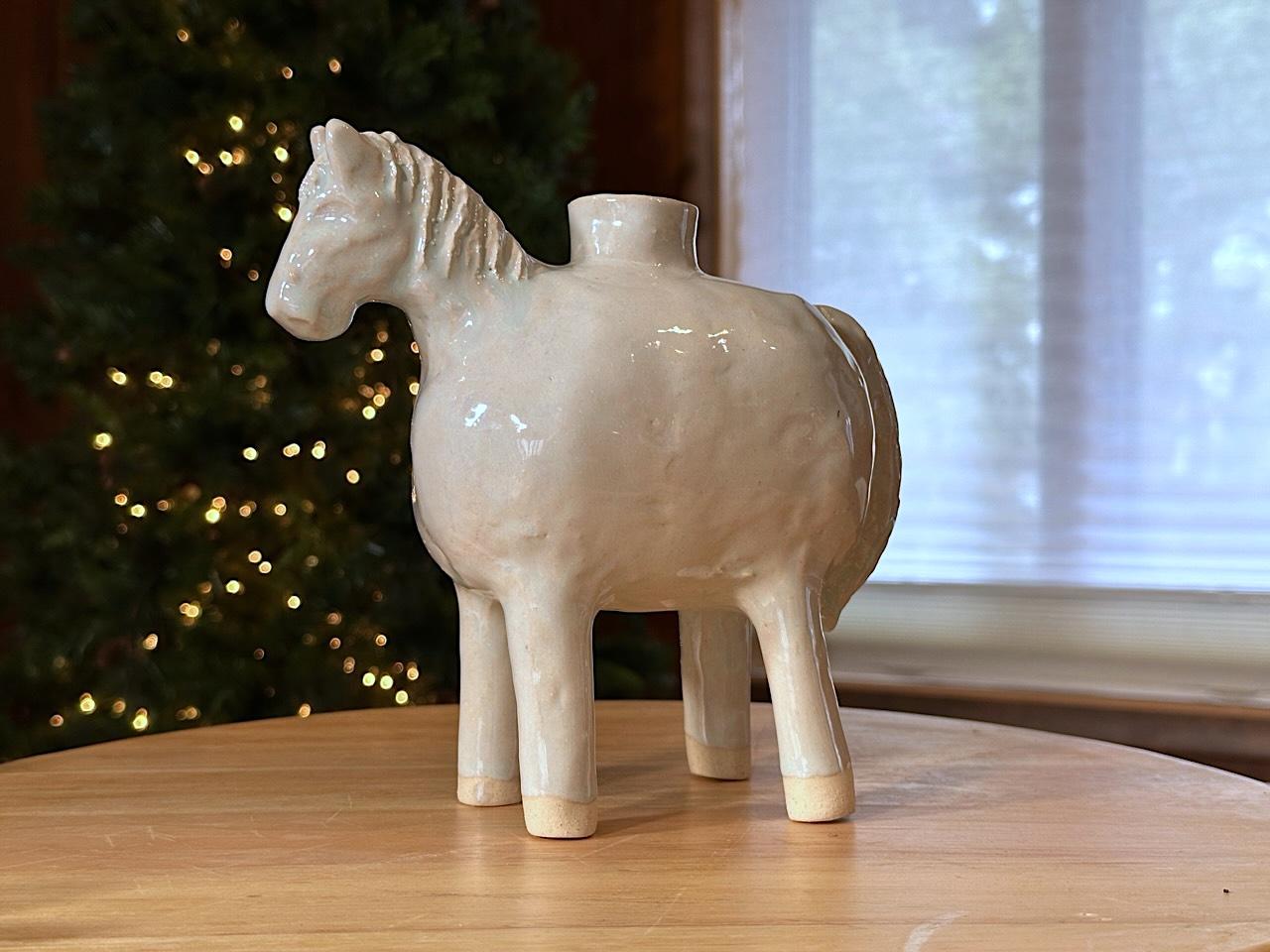 Jarrón Caballo Blanco (Yellowstone Wild Life Ceramics) Gres blanco, vidriado brillante en venta 2