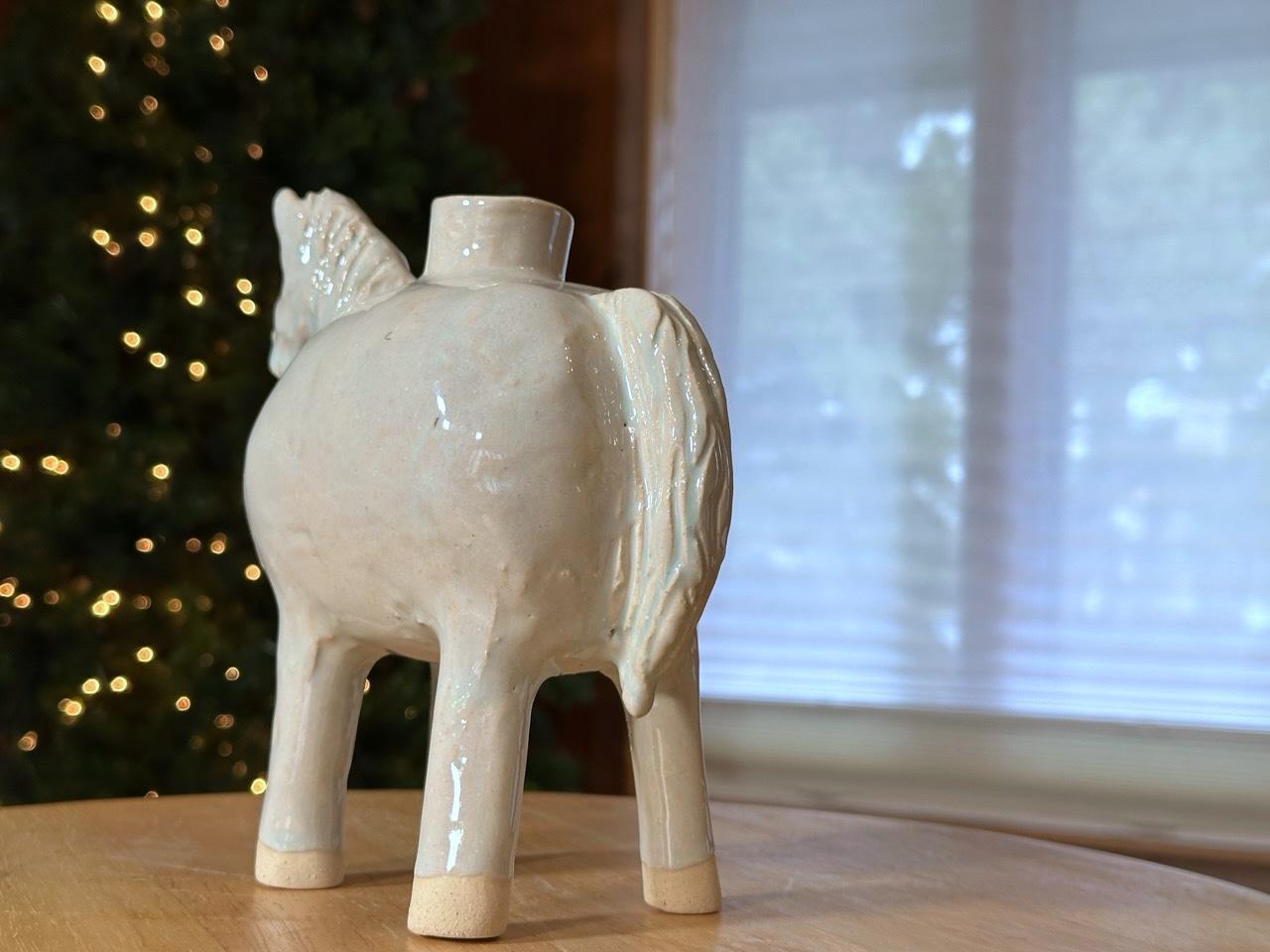 Jarrón Caballo Blanco (Yellowstone Wild Life Ceramics) Gres blanco, vidriado brillante en venta 5