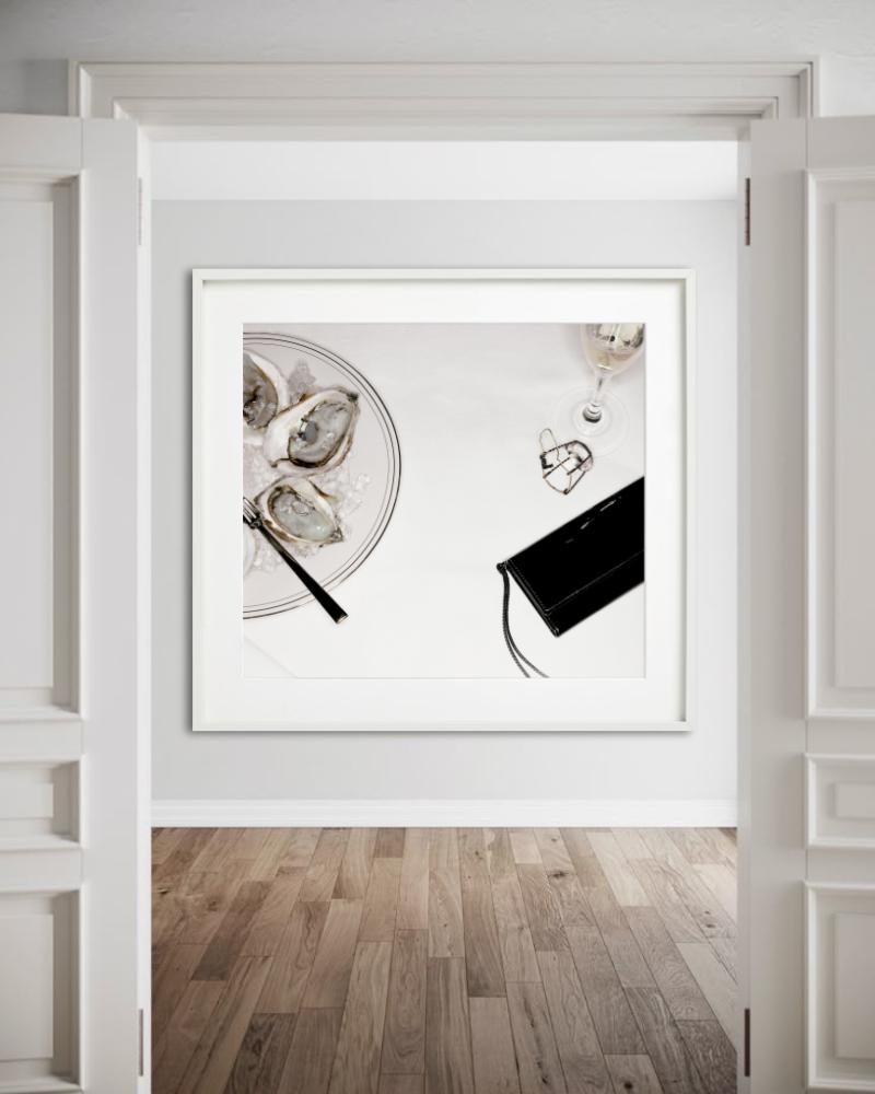 Sac noir avec huître, photographie d'art - Photograph de Jesse Frohman