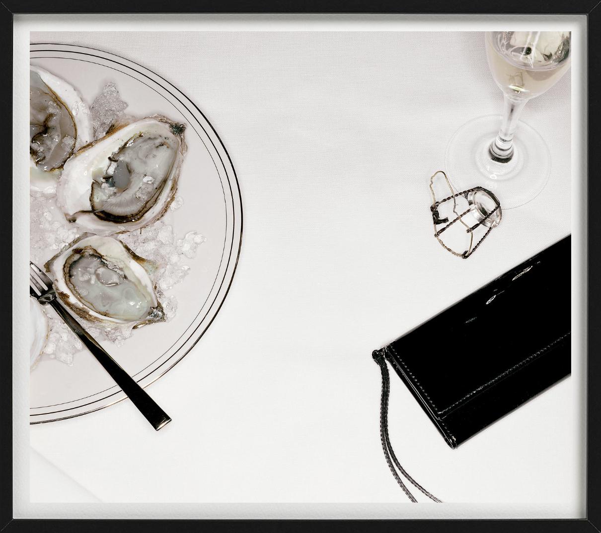Sac noir avec huître, photographie d'art - Contemporain Photograph par Jesse Frohman