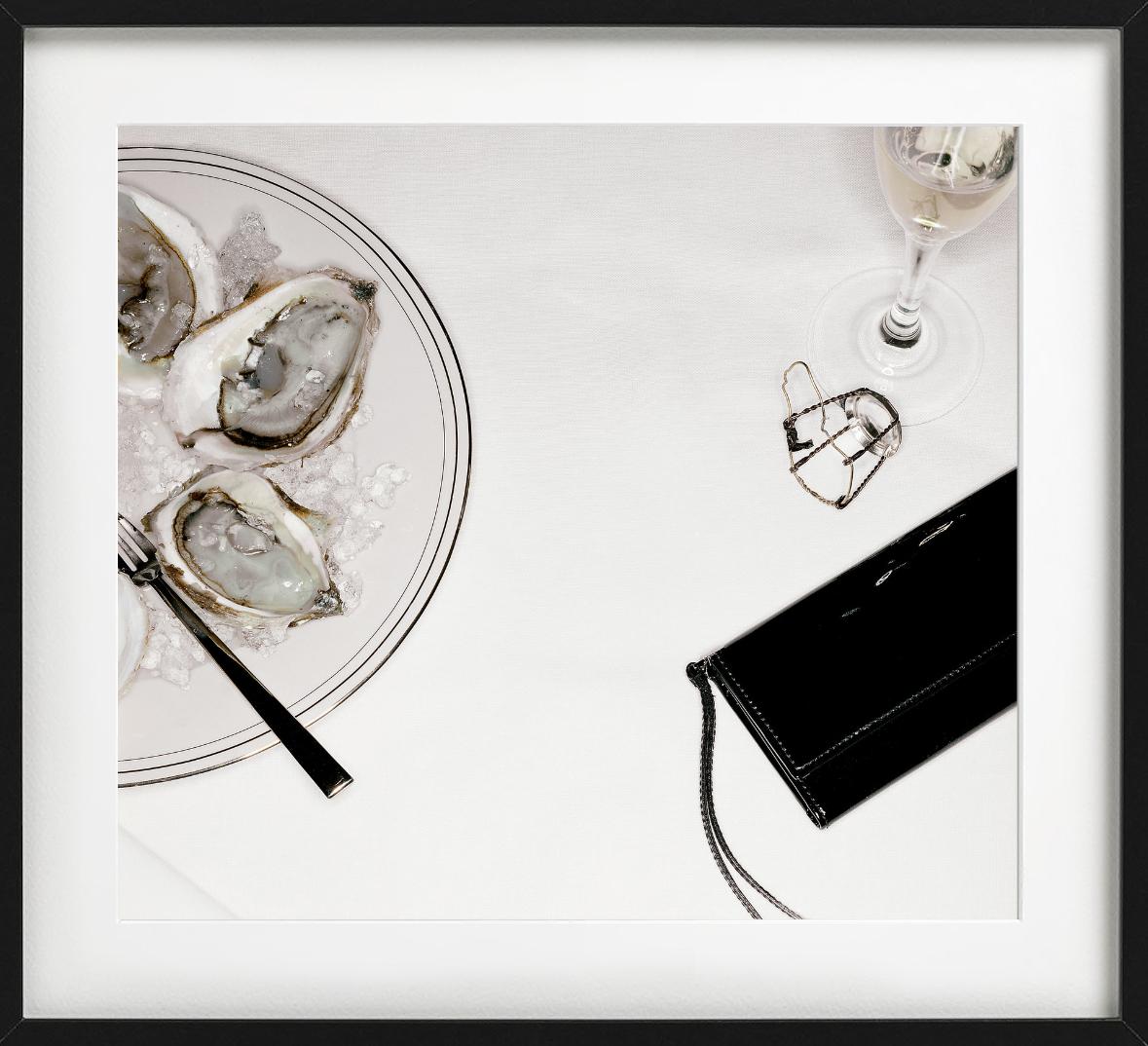 Sac noir avec huître, photographie d'art - Noir Still-Life Photograph par Jesse Frohman