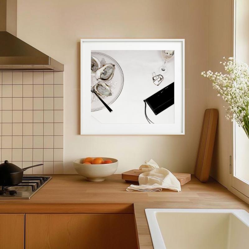 Sac noir avec huître, photographie d'art en vente 4
