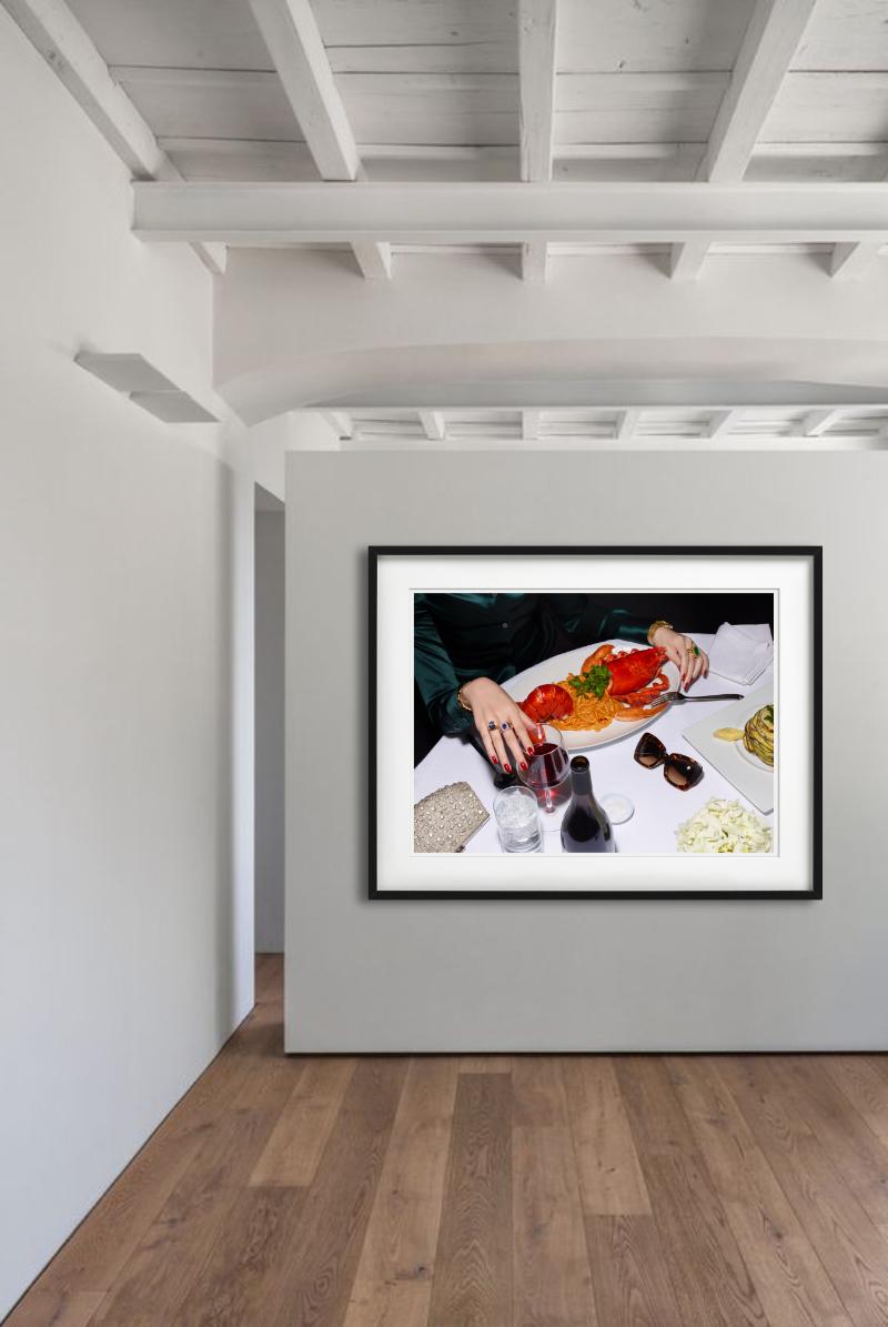 Hôtel Cosmopolitan, Milo, Photographie d'art - Gris Color Photograph par Jesse Frohman