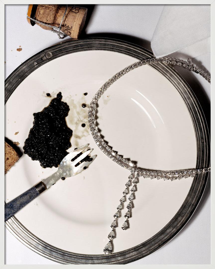 Diamanten mit Kaviar auf einem als Mahlzeit präsentierten Teller, fotografiert von Jess Frohman.

Alle Drucke sind in limitierter Auflage erhältlich. Erhältlich in mehreren Größen. Hochwertige Einrahmung auf Anfrage.

Alle Drucke werden von der