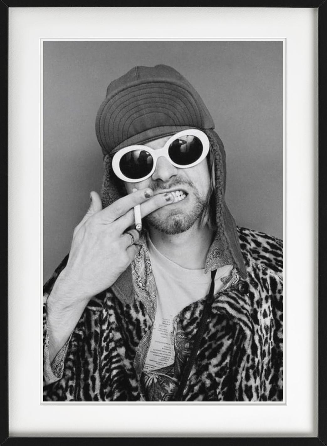 Kurt Cobain - Portrait en noir et blanc avec cigarette, Photographie Fine Art 1993 en vente 3