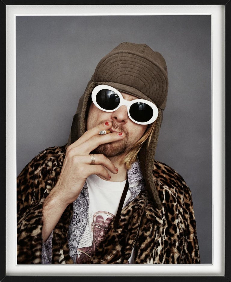 Jesse Frohman - Kurt Cobain fumant - Portrait du Singer de Nirvana avec  lunettes de soleil et cigarette En vente sur 1stDibs | kurt cobain bonnet, kurt  cobain lunette