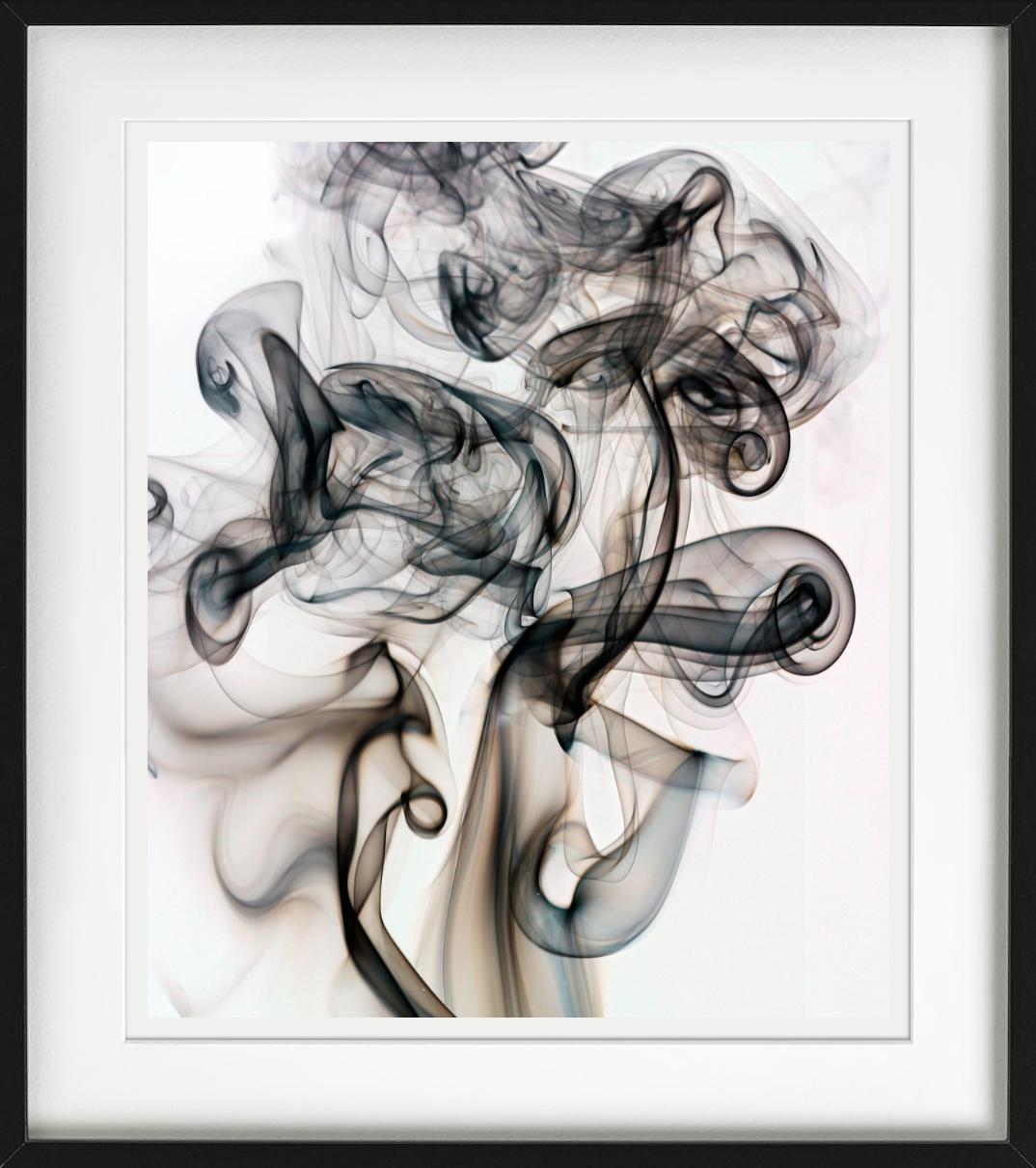 Fumée photographiée par Jesse Frohman.

Tous les tirages sont en édition limitée. Disponible en plusieurs tailles. Encadrement haut de gamme sur demande.

Toutes les impressions sont réalisées et signées par l'artiste. Le collectionneur reçoit un