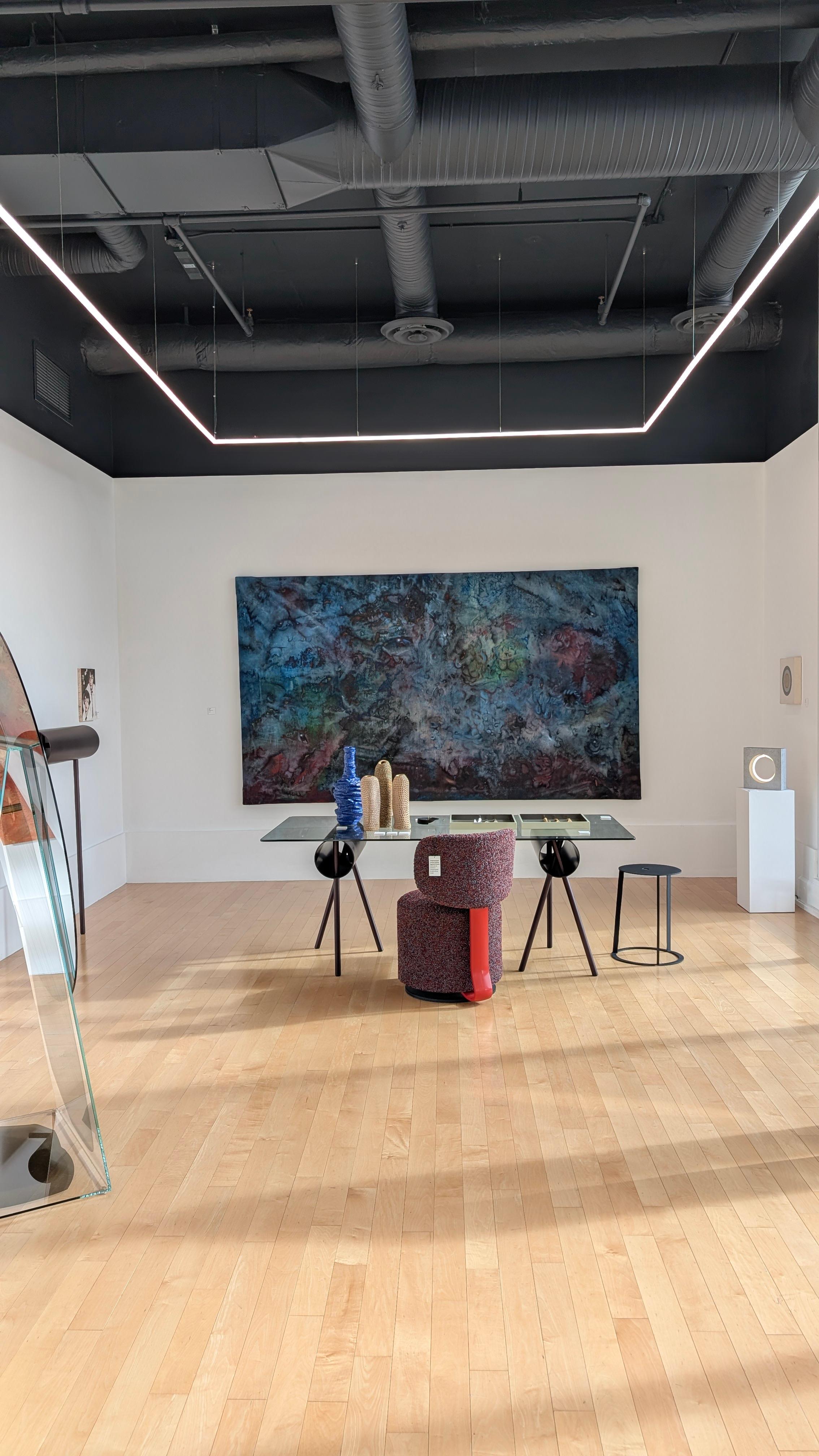 I dipinti di Jess esplorano le complessità dell'identità e della trasformazione, fondendo il suo patrimonio misto di coloni e della Stó:lō Nation con l'espressione artistica contemporanea. An He utilizza la figurazione e la conoscenza incarnata, ma