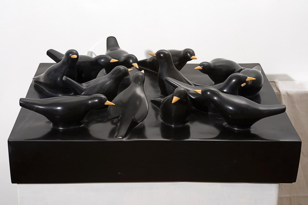 Sculpture unique en marbre noir de Belgique - 13 oiseaux noirs fabriqués par Jessica Carroll 