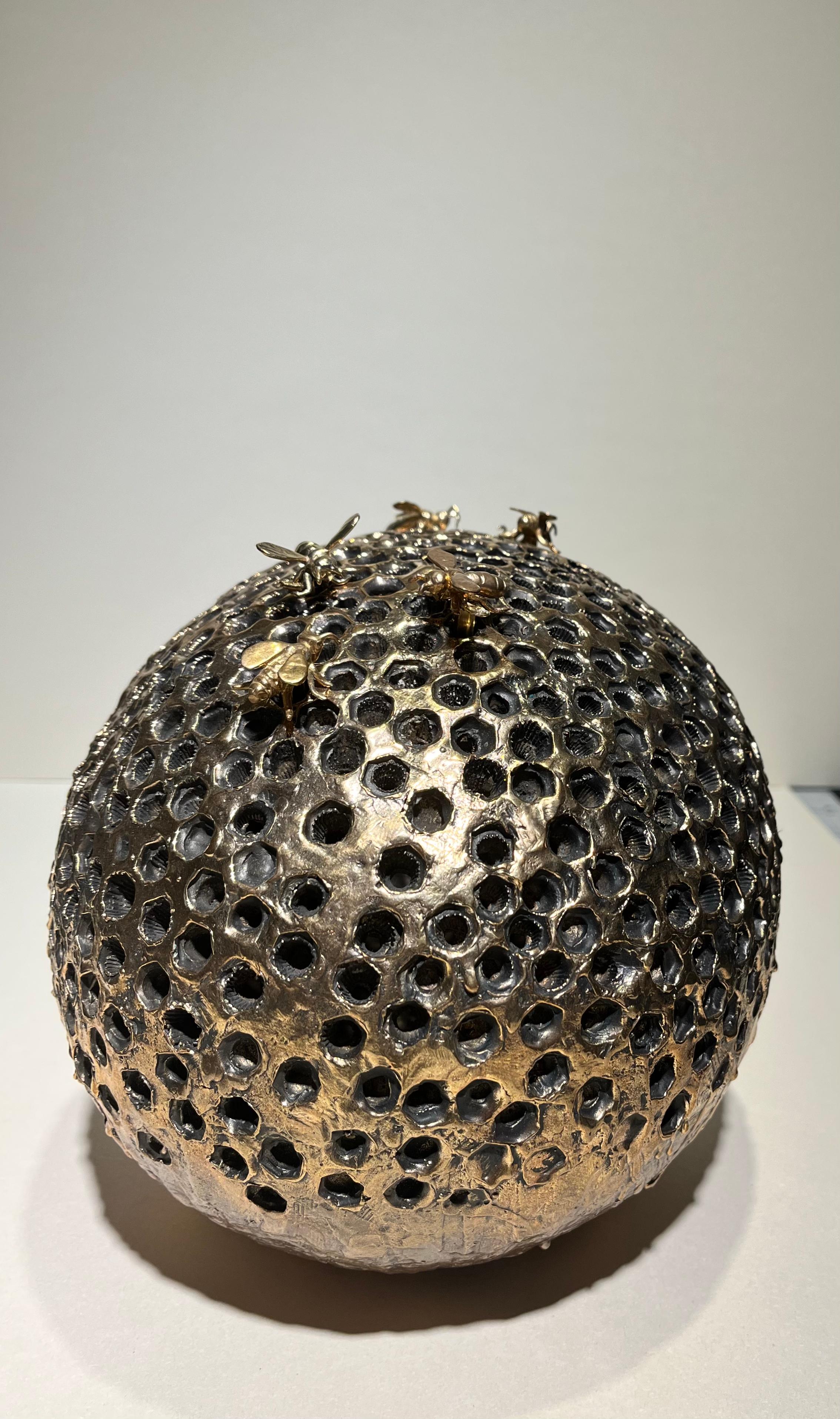 Scultura naturalistica in bronzo da interno con alveare - Sculpture Naturalismo di Jessica Carroll
