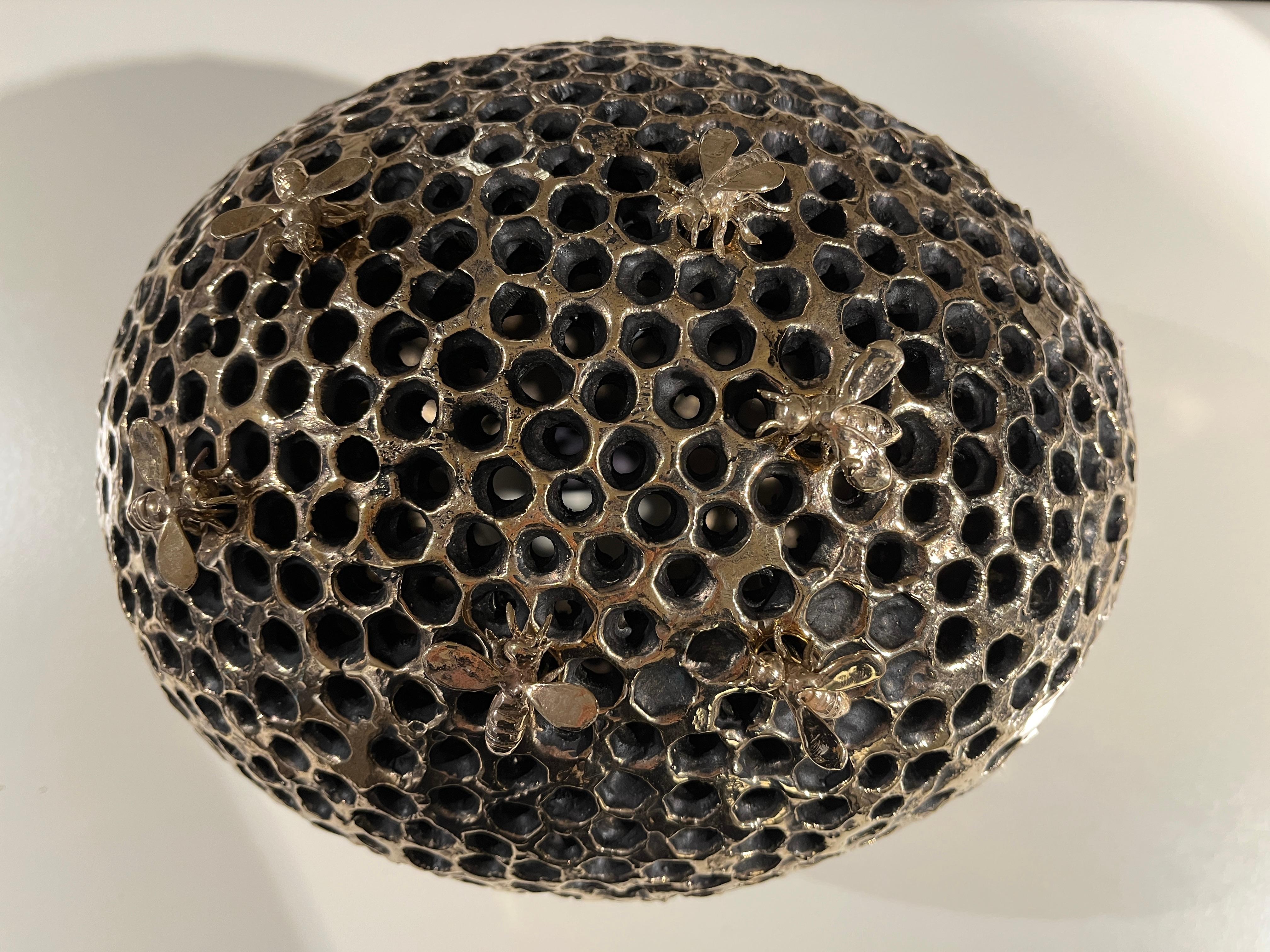 Scultura naturalistica in bronzo da interno con alveare - Figurative Sculpture Marrone di Jessica Carroll