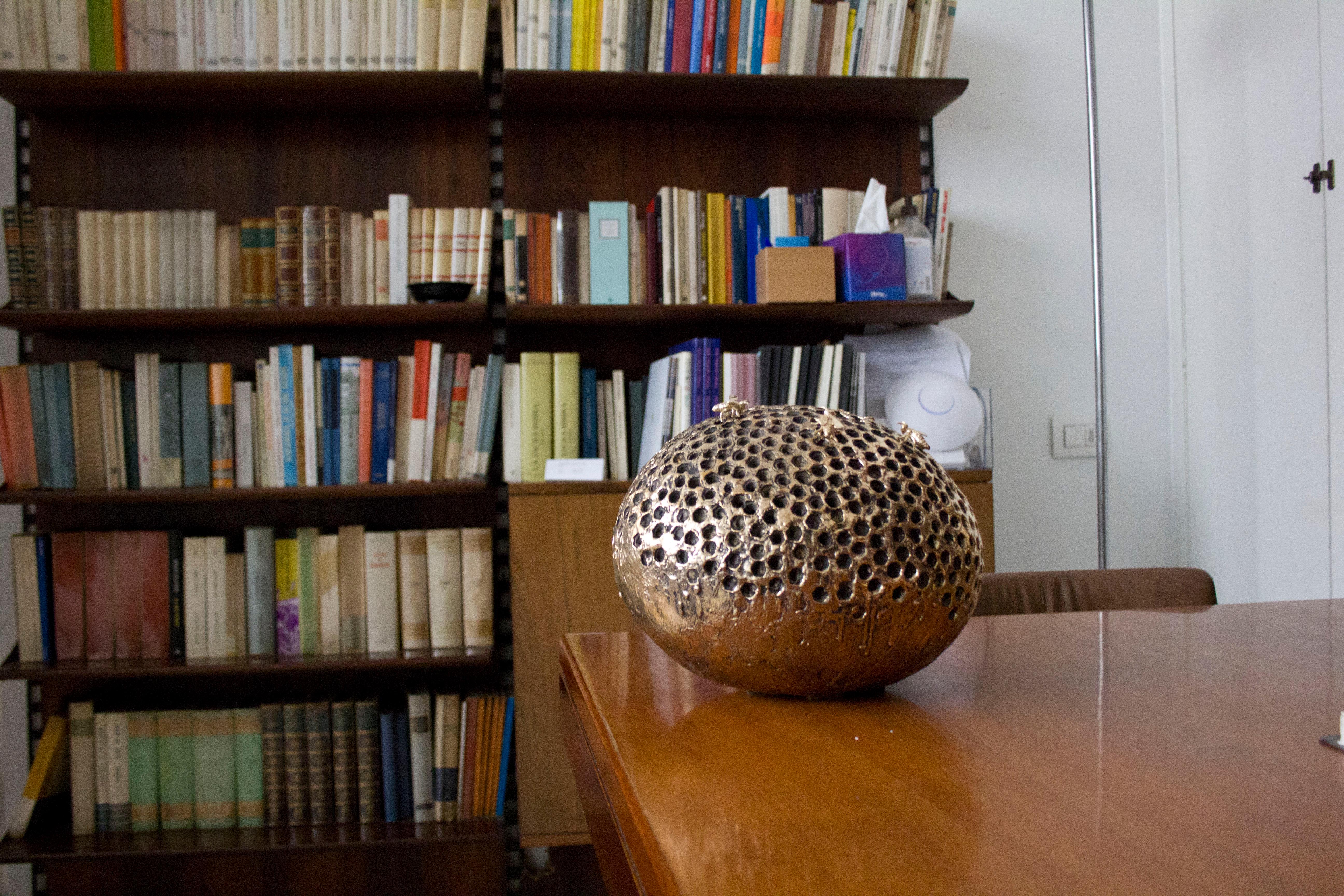 Scultura naturalistica in bronzo da interno con alveare in vendita 4