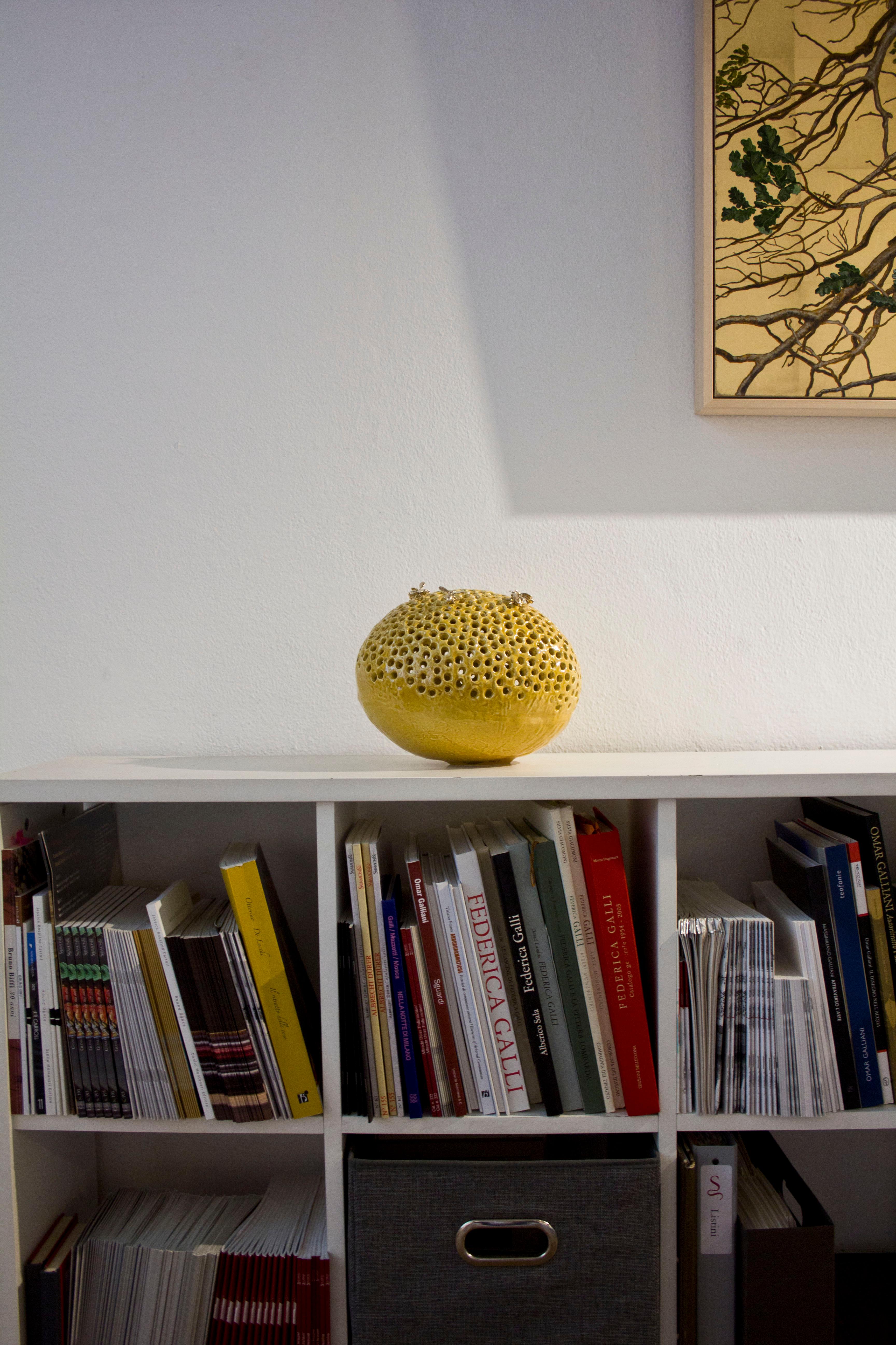 colmena de abejas de cerámica amarilla miel - abejas de bronce - escultura contemporánea de interior - Figurative Sculpture Amarillo de Jessica Carroll