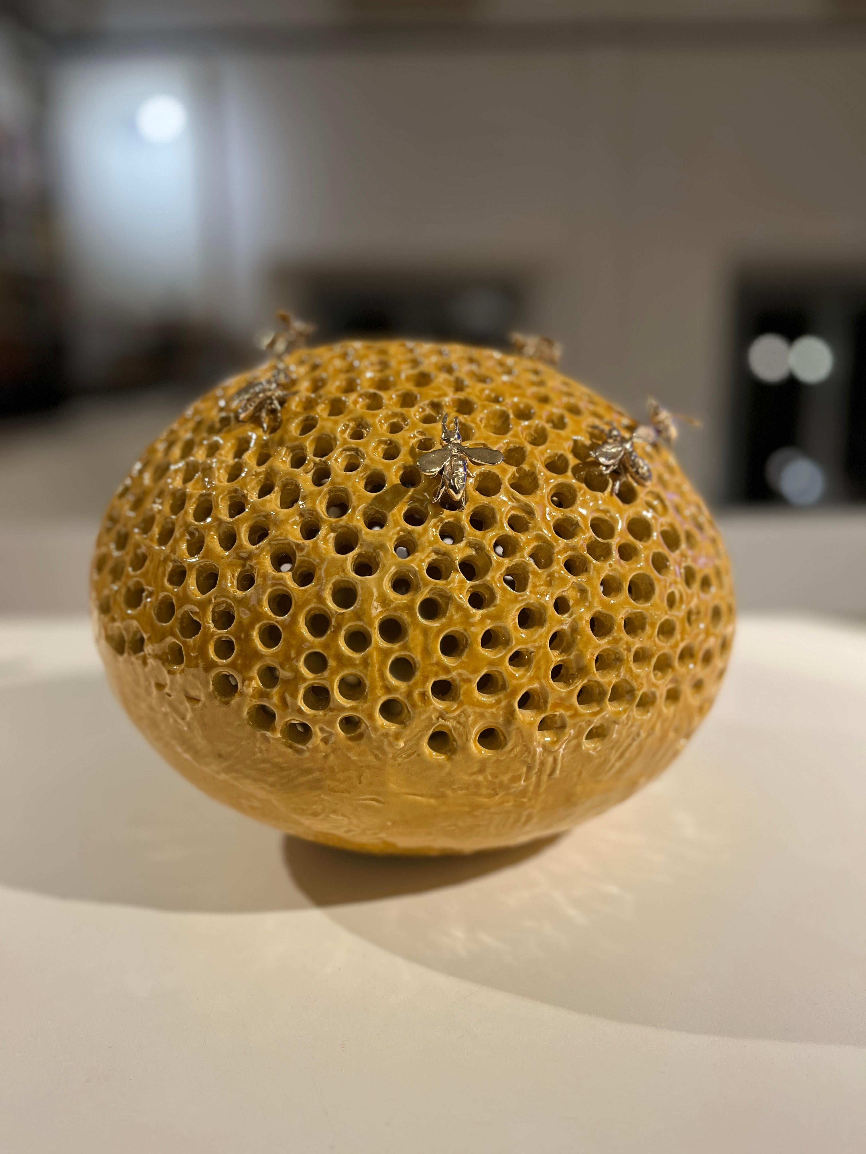 La escultura, en forma de un alvear ideal y perfecto, subraya también el deseo del artista de poner el acento en la influencia que los ápices han tenido en los cambios debidos al movimiento de la tierra en el universo. 

Para demostrarlo, se han