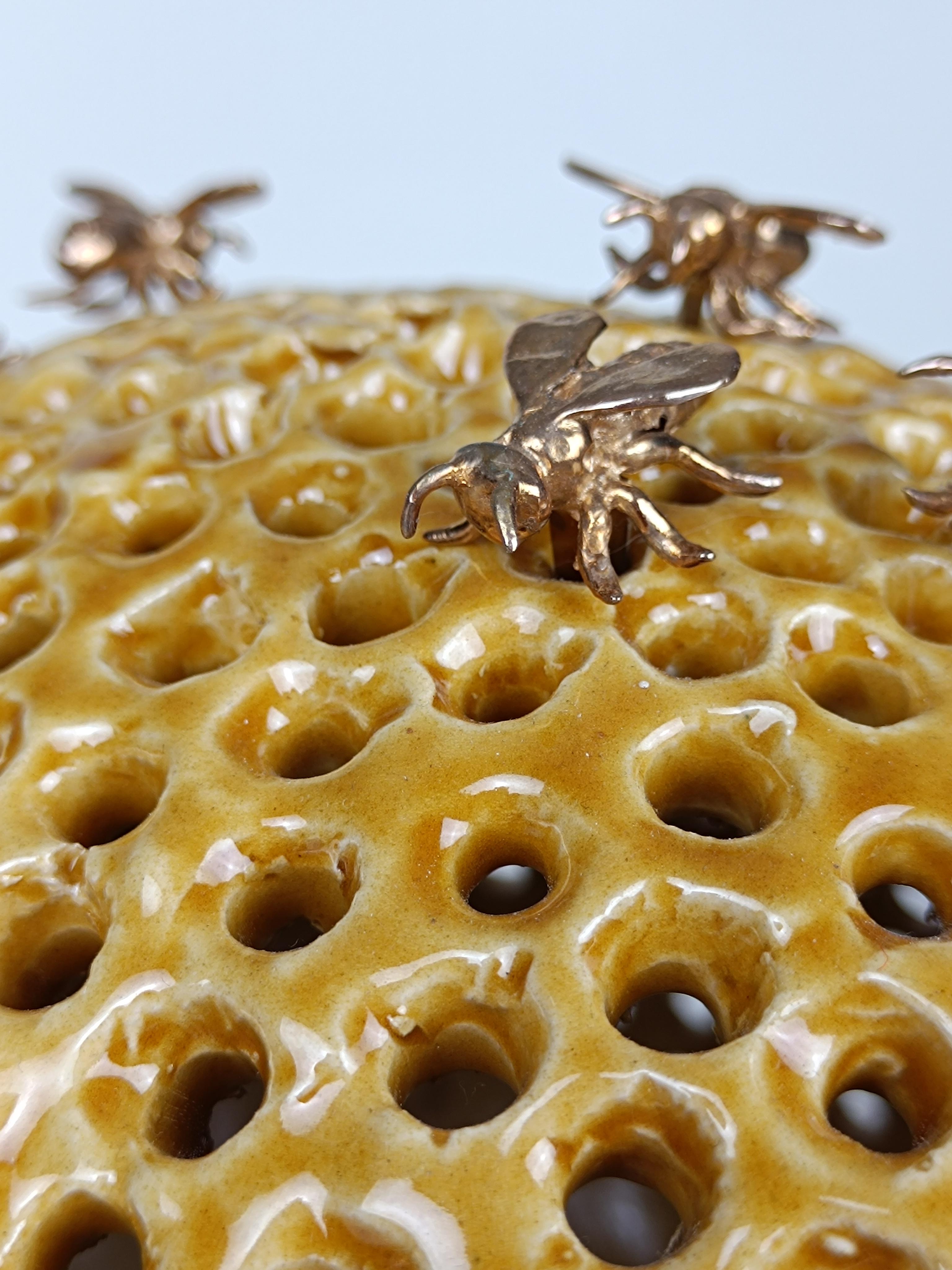 colmena de abejas de cerámica amarilla miel - abejas de bronce - escultura contemporánea de interior en venta 1