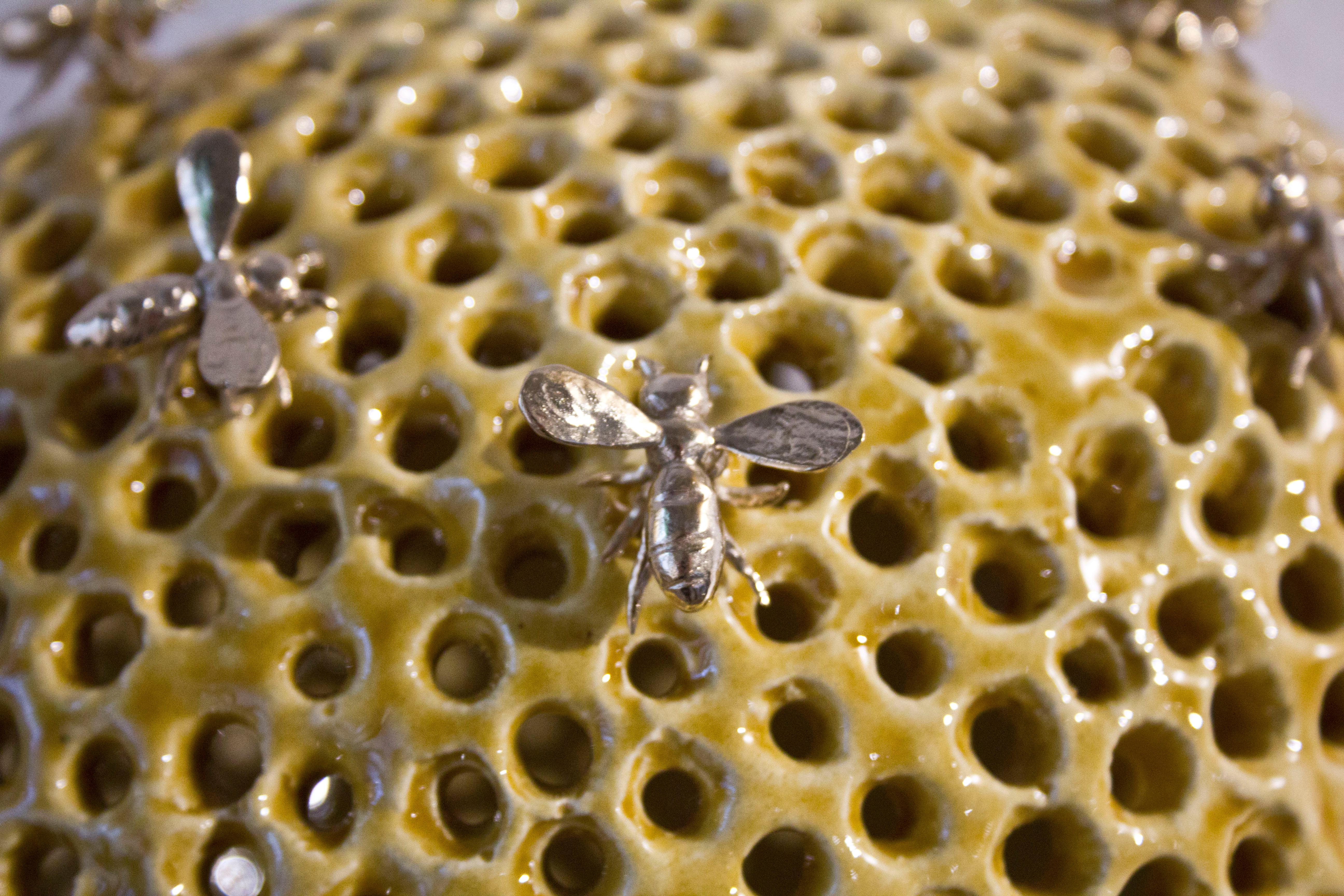 colmena de abejas de cerámica amarilla miel - abejas de bronce - escultura contemporánea de interior en venta 2