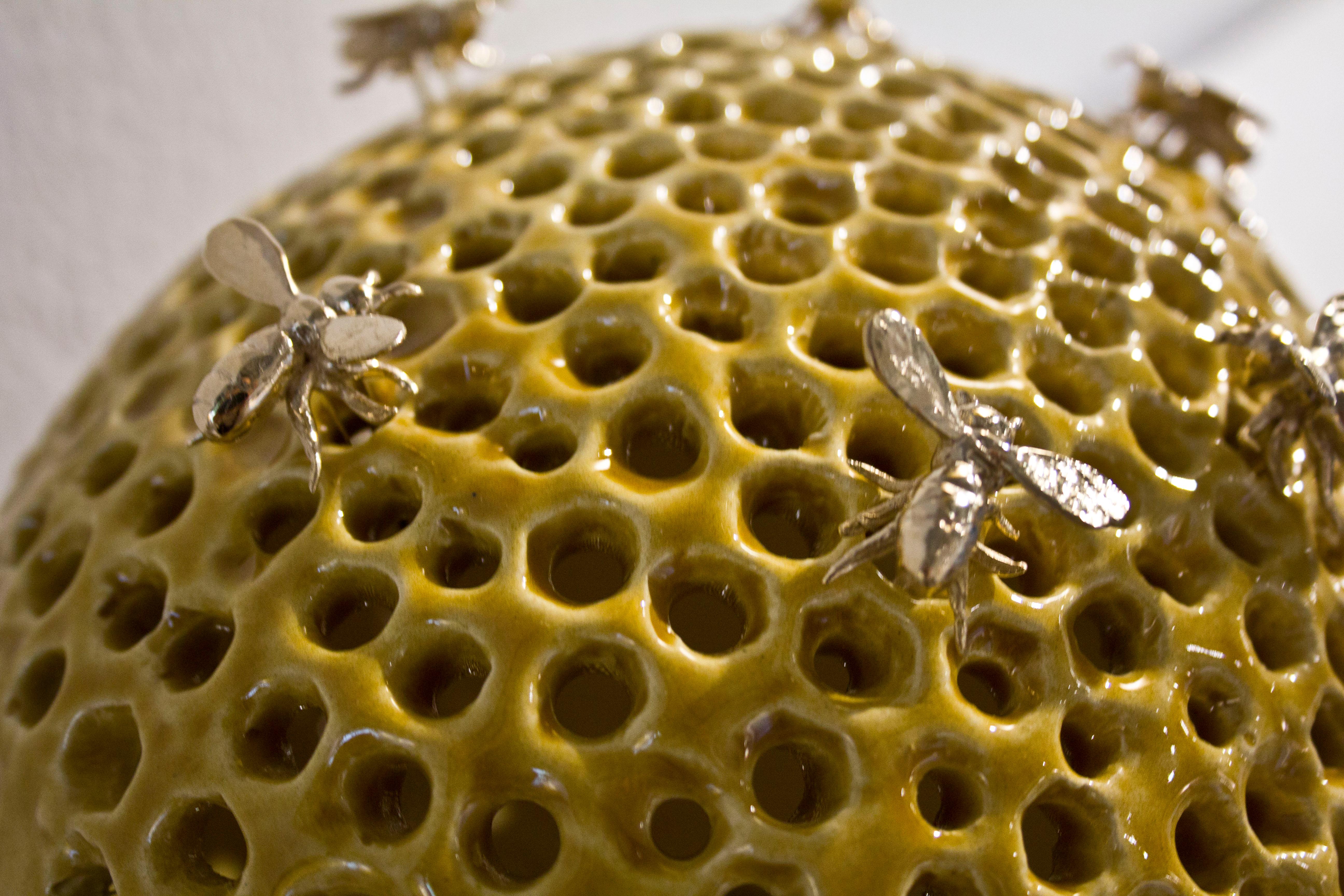 colmena de abejas de cerámica amarilla miel - abejas de bronce - escultura contemporánea de interior en venta 3