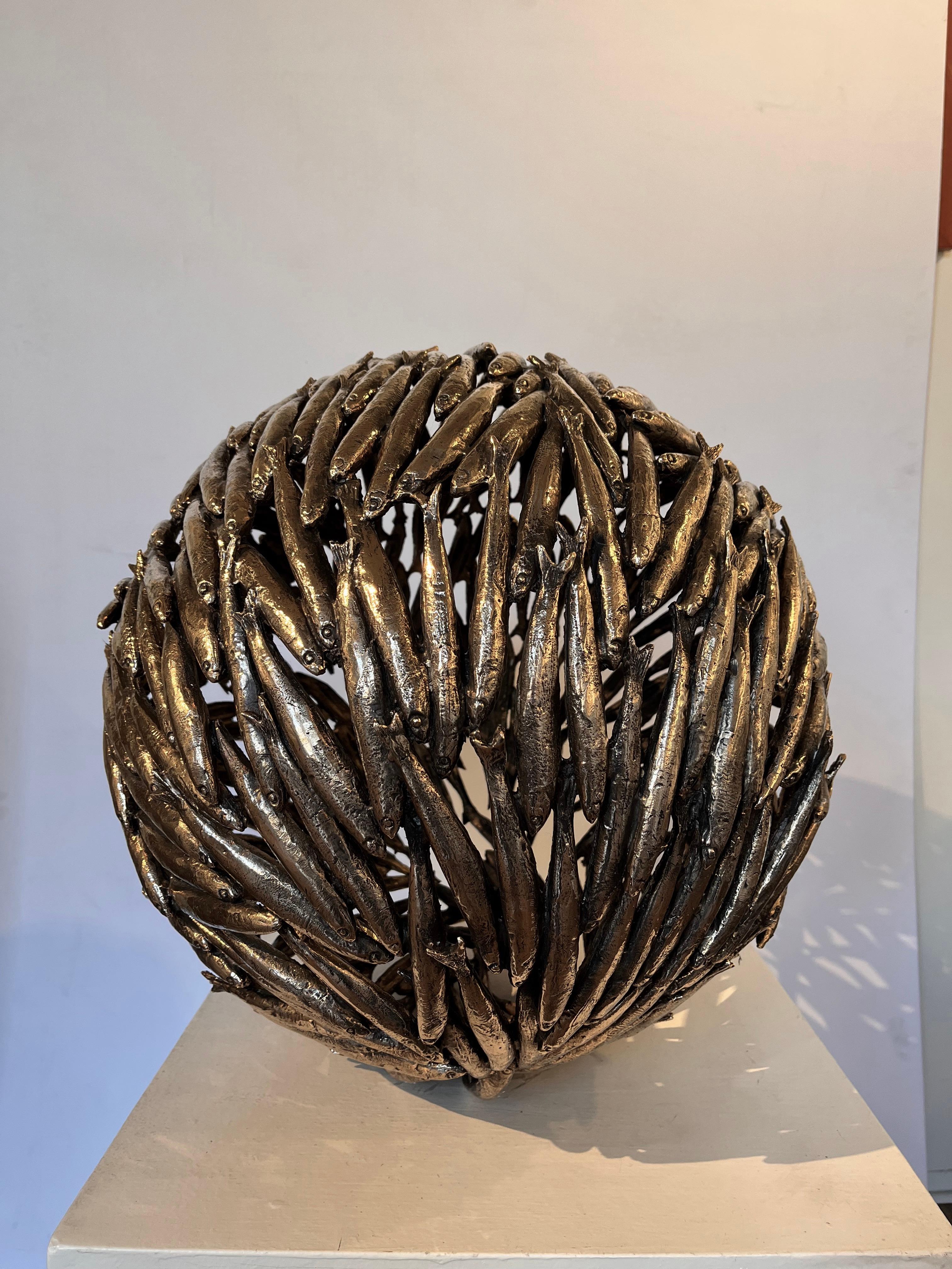Oval seaside outdoor indoor pure bronze sculpture - Anchovies on the run - Sculpture di Jessica Carroll