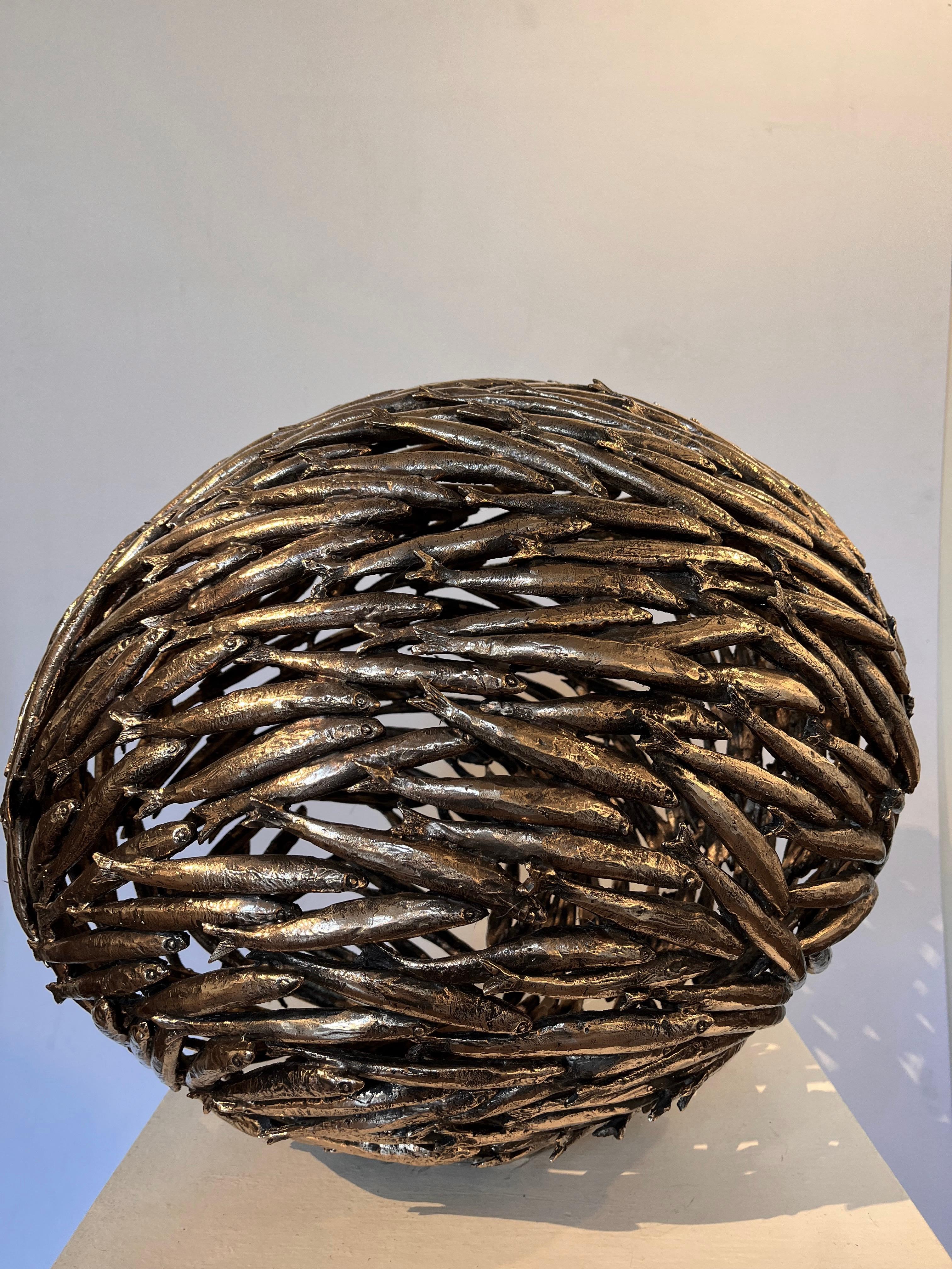 Oval seaside outdoor indoor pure bronze sculpture - Anchovies on the run - Sculpture Naturalismo di Jessica Carroll