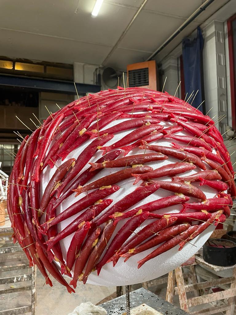 Oval seaside outdoor indoor pure bronze sculpture - Anchovies on the run in vendita 1