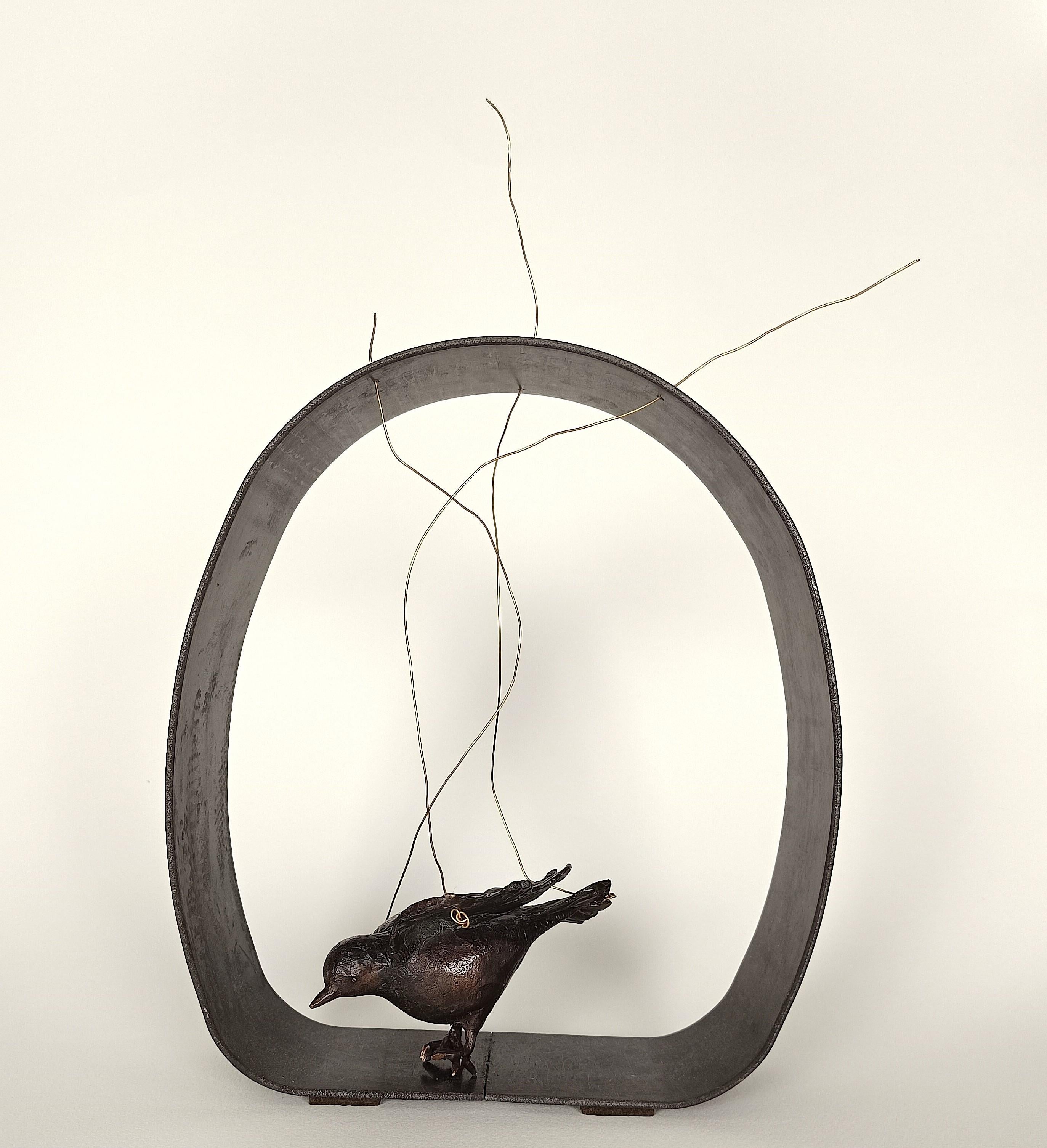 Sparrow - Sculpture contemporaine en bronze et en fer, une pièce - Gold Figurative Sculpture par Jessica Carroll