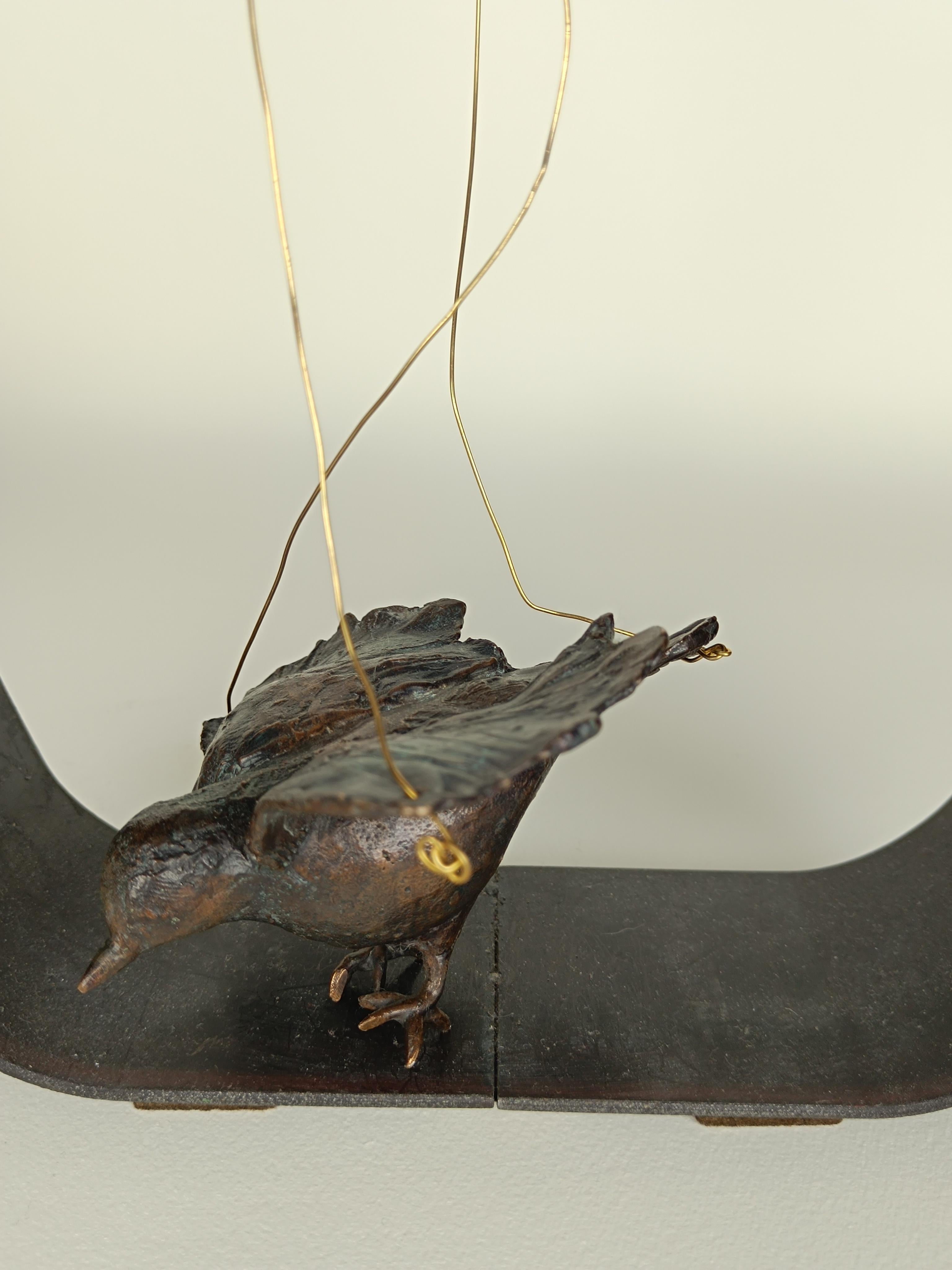 Sparrow - Sculpture contemporaine en bronze et en fer, une pièce en vente 2