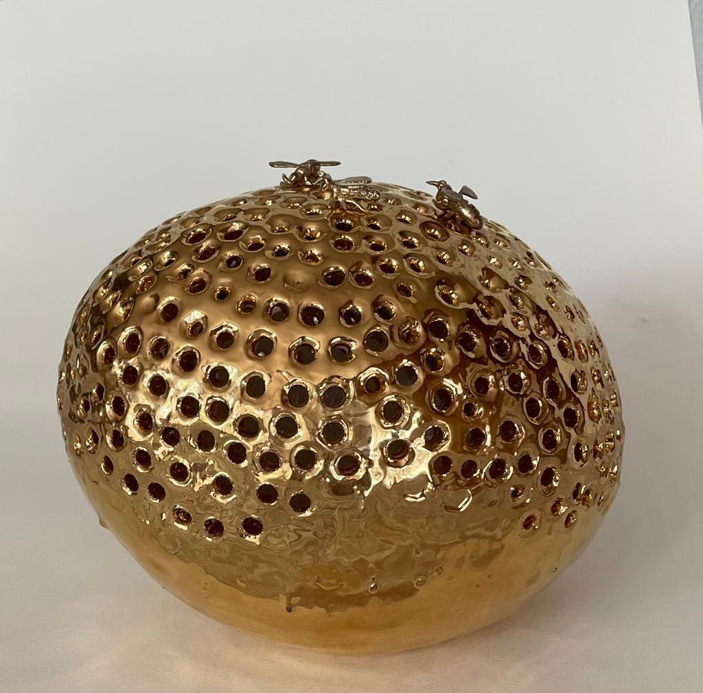 Skulptur eines keramischen Bienenstocks aus reinem Gold mit Patina, Bienen aus Bronze – Sculpture von Jessica Carroll