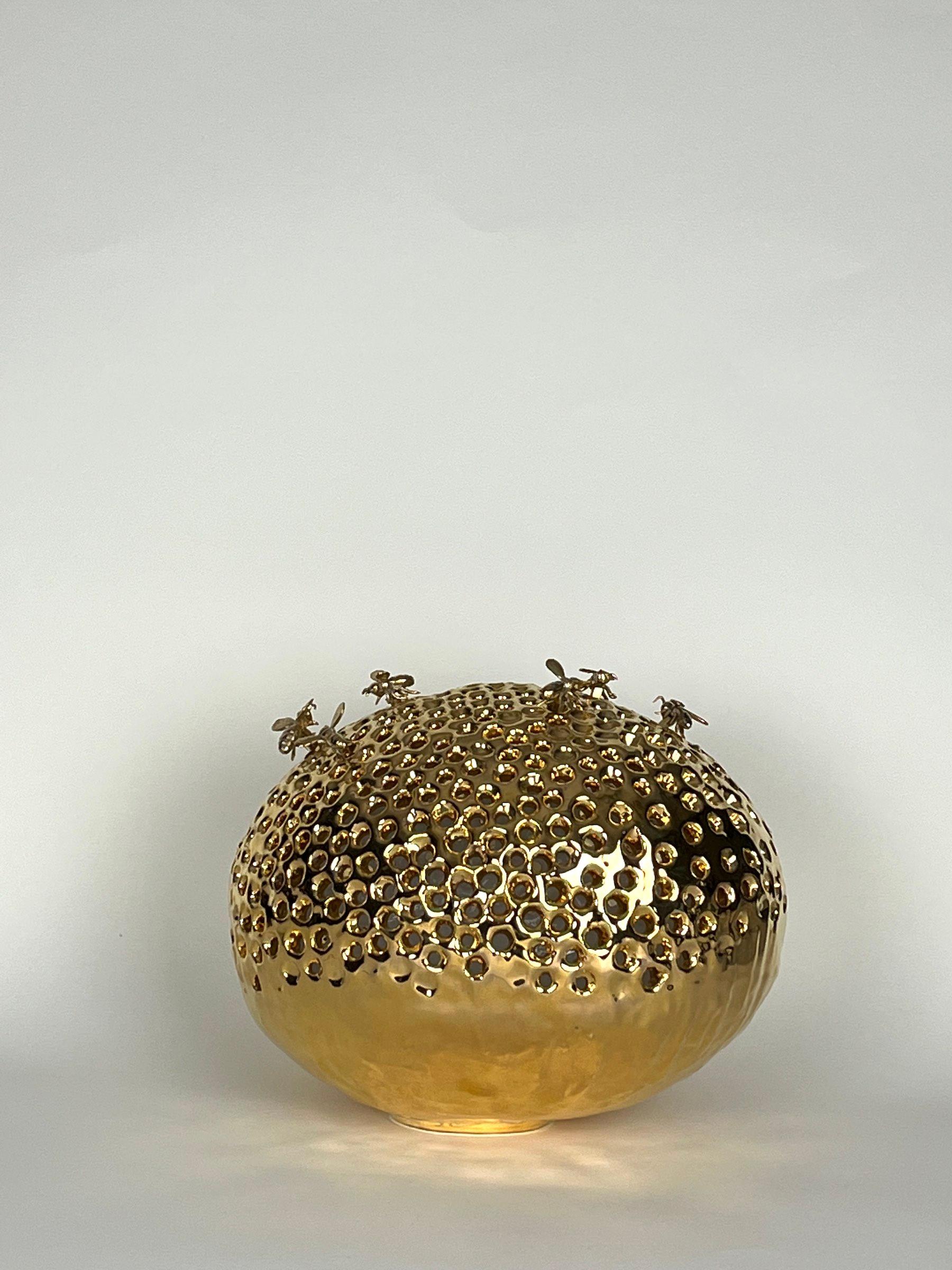 Skulptur eines keramischen Bienenstocks aus reinem Gold mit Patina, Bienen aus Bronze (Postmoderne), Sculpture, von Jessica Carroll