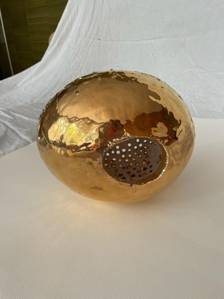 Die in Italiens bestem Brennofen, Gatti, hergestellte Keramikskulptur ist nach dem Brennen mit einer reinen Goldpatina überzogen. 

Es ist ein Objekt von seltener Eleganz, das die Perfektion der Gemeinschaft (und des Nutzens) der Bienen zum Ausdruck