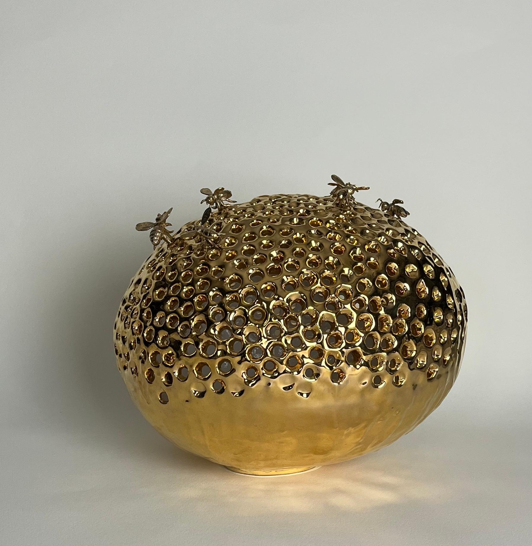 Jessica Carroll Figurative Sculpture – Skulptur eines keramischen Bienenstocks aus reinem Gold mit Patina, Bienen aus Bronze