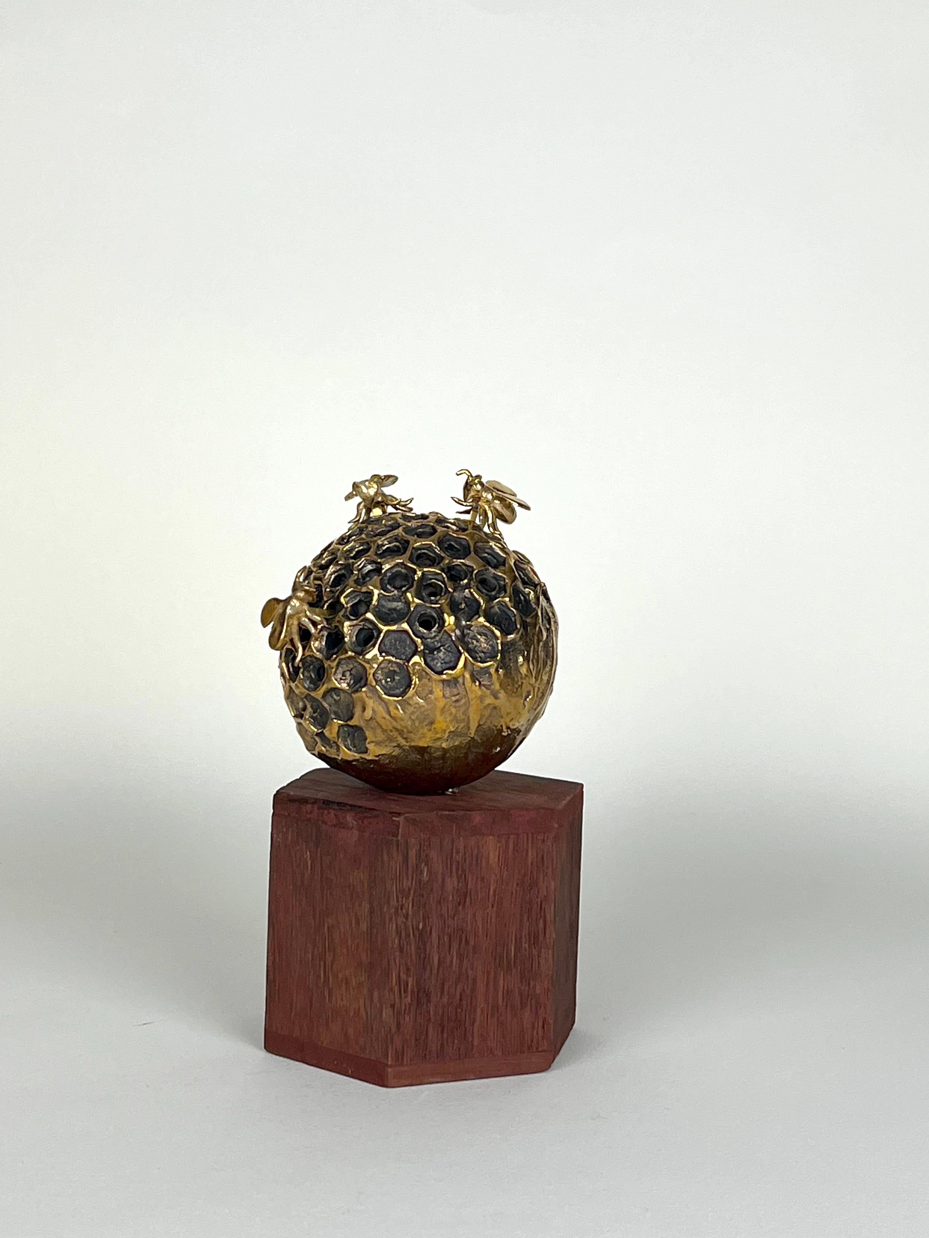 Minúscula escultura colmena de bronce con tres abejas móviles de bronce