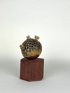 Minúscula escultura colmena de bronce con tres abejas móviles de bronce
