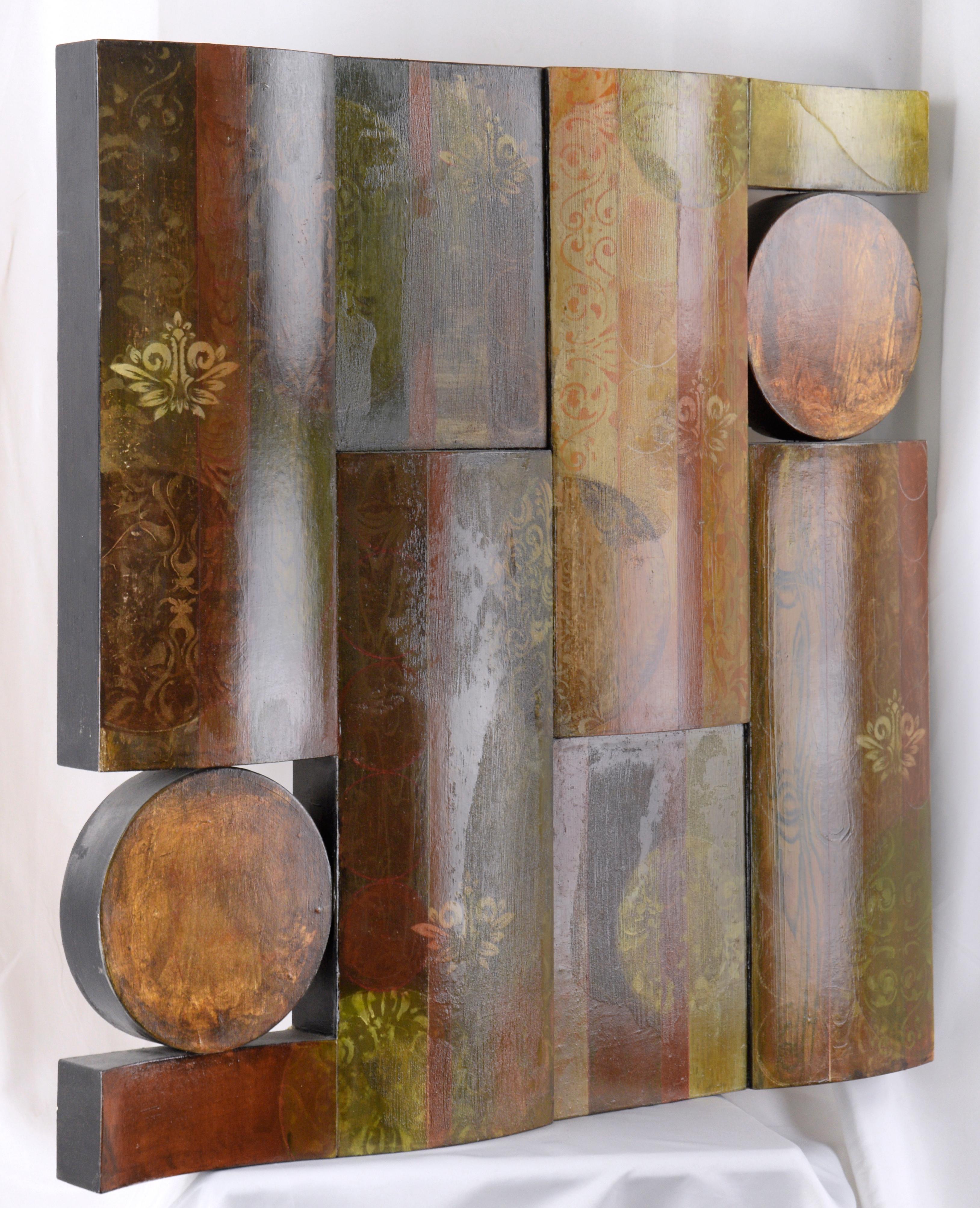 Wandskulptur mit Paisley- und Blumenmustern von Jessica Godisak (Amerikanerin, geb. 1977). Dieses maßstabsgetreue Stück besteht aus mehreren miteinander verbundenen Holzformen. Bei den kreisförmigen Stücken gibt es einen leeren Raum, so dass die