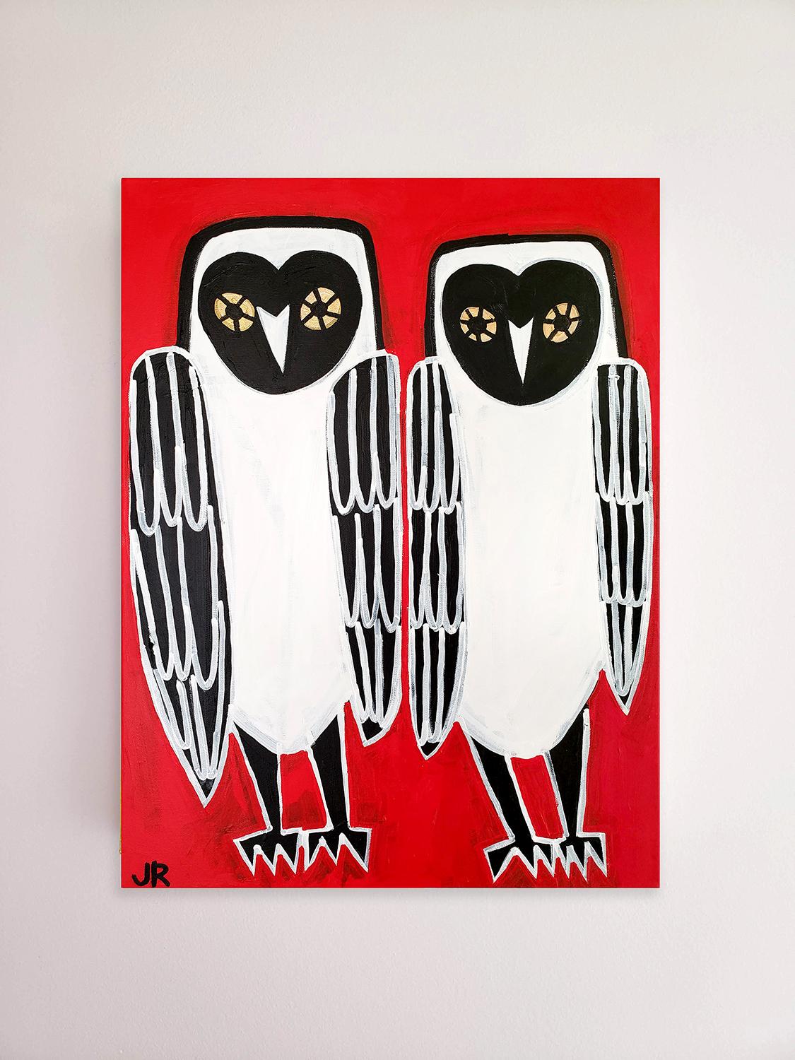 <p>Kommentare des Künstlers<br>Die Künstlerin Jessica JH Roller stellt zwei geheimnisvolle Schleiereulen vor einem auffallend roten Hintergrund dar. Die großäugigen Vögel leben friedlich in einem Eulenhaus tief im Wald. Mit den kühnen Linien und dem