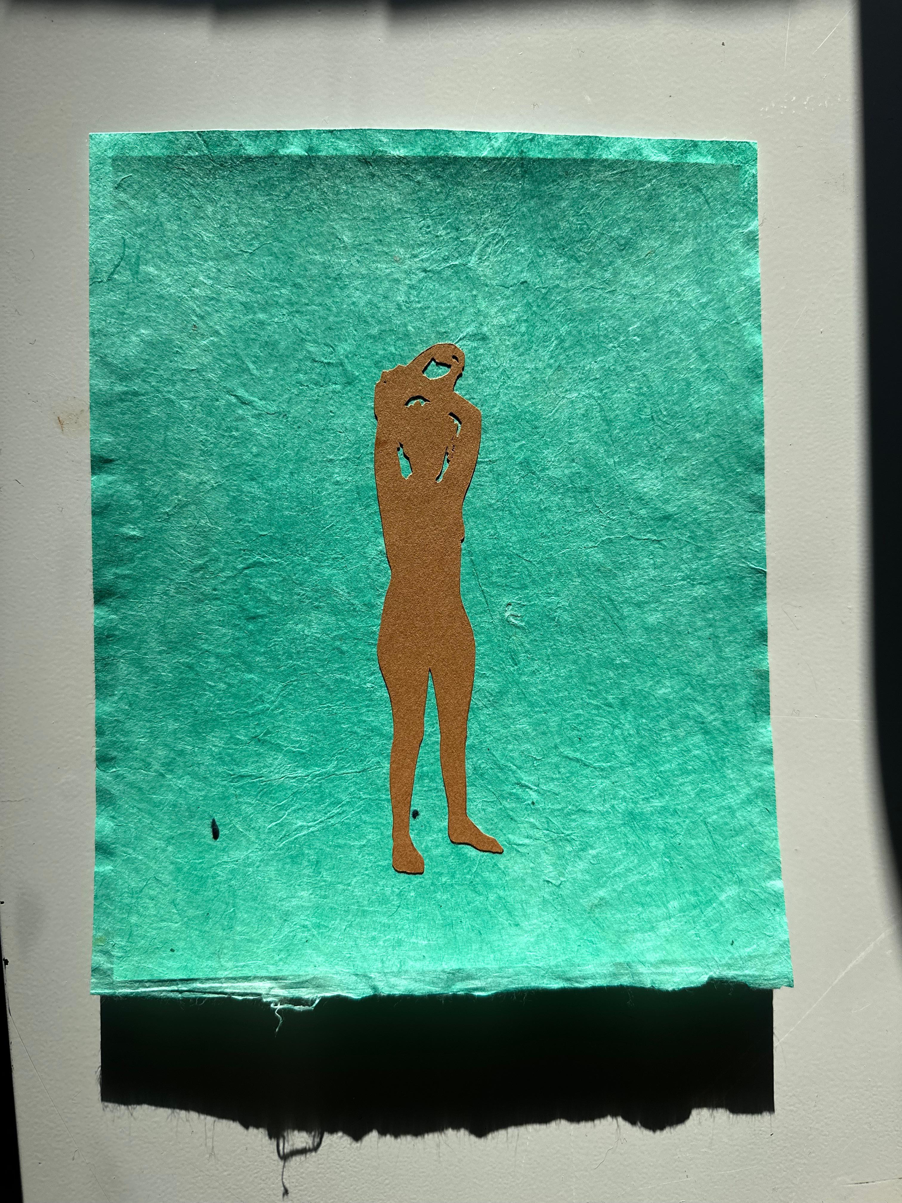 In dieser zeitgenössischen Papiercollage auf Papier wird hellbraunes Papier von Hand so geschnitten, dass es die Silhouette einer zart umrissenen weiblichen Figur mit anmutig nach oben gestreckten Armen auf hellgrünem Papier formt. Verso