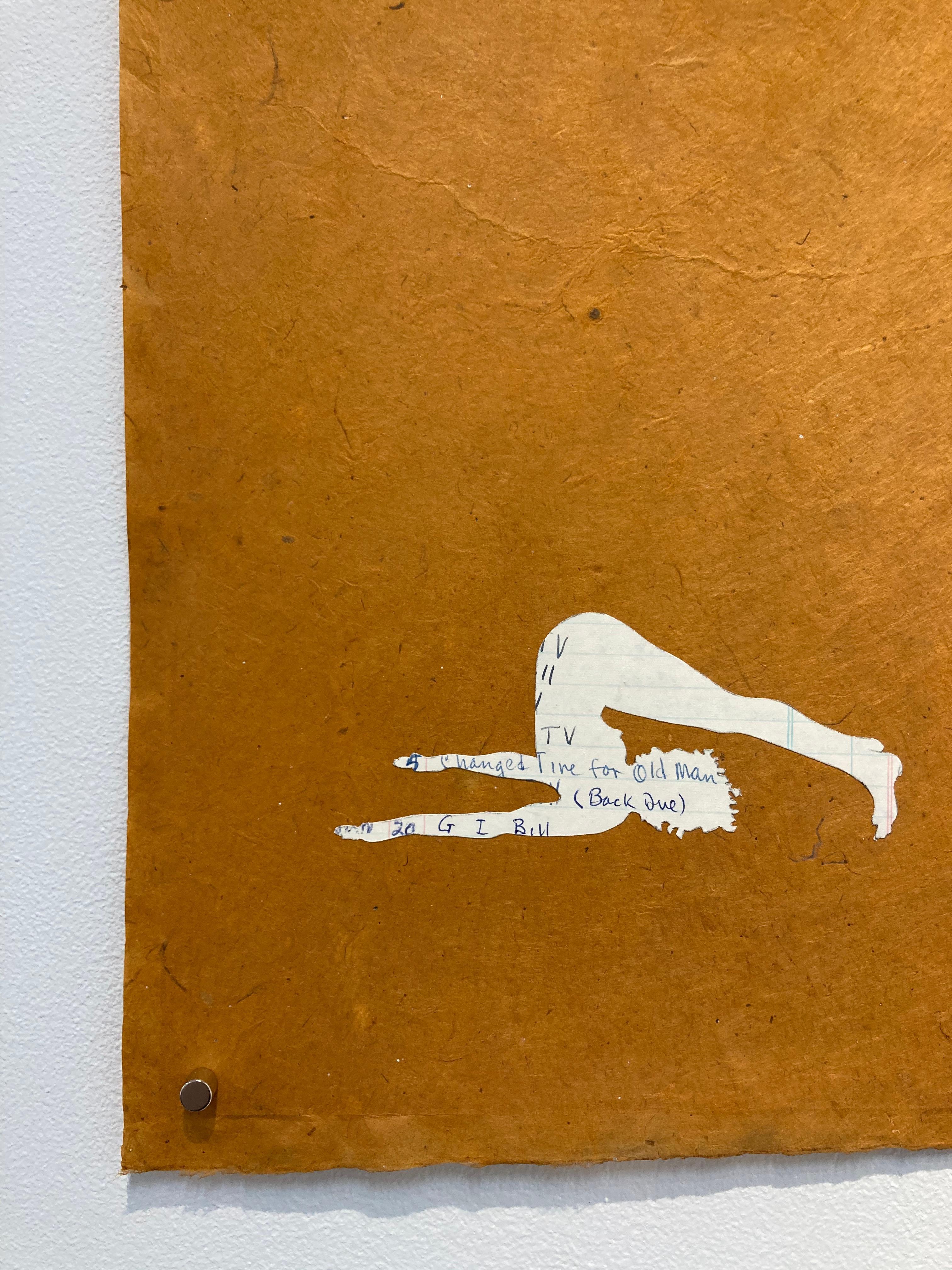 En este collage de papel cortado a mano sobre papel, se ha cortado papel de libro rayado marfil con texto escrito a mano con bolígrafo azul marino para formar la silueta de una figura femenina delicadamente perfilada que hace yoga con las piernas