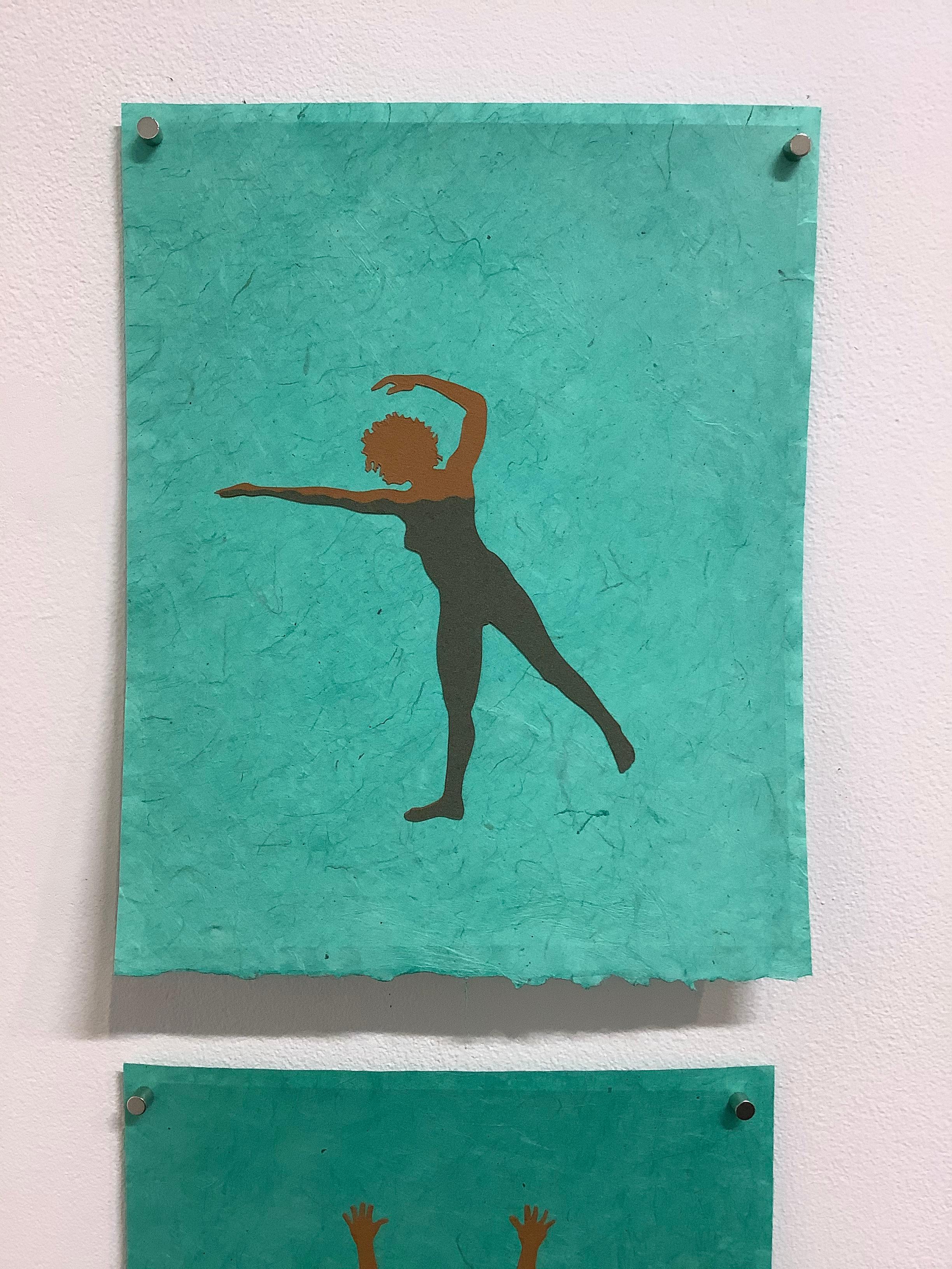 In questo collage di carta tagliata a mano su carta, la carta marrone chiaro è tagliata per formare la silhouette di una figura femminile delicatamente delineata con le braccia graziosamente atteggiate mentre nuota, con una tonalità di marrone più