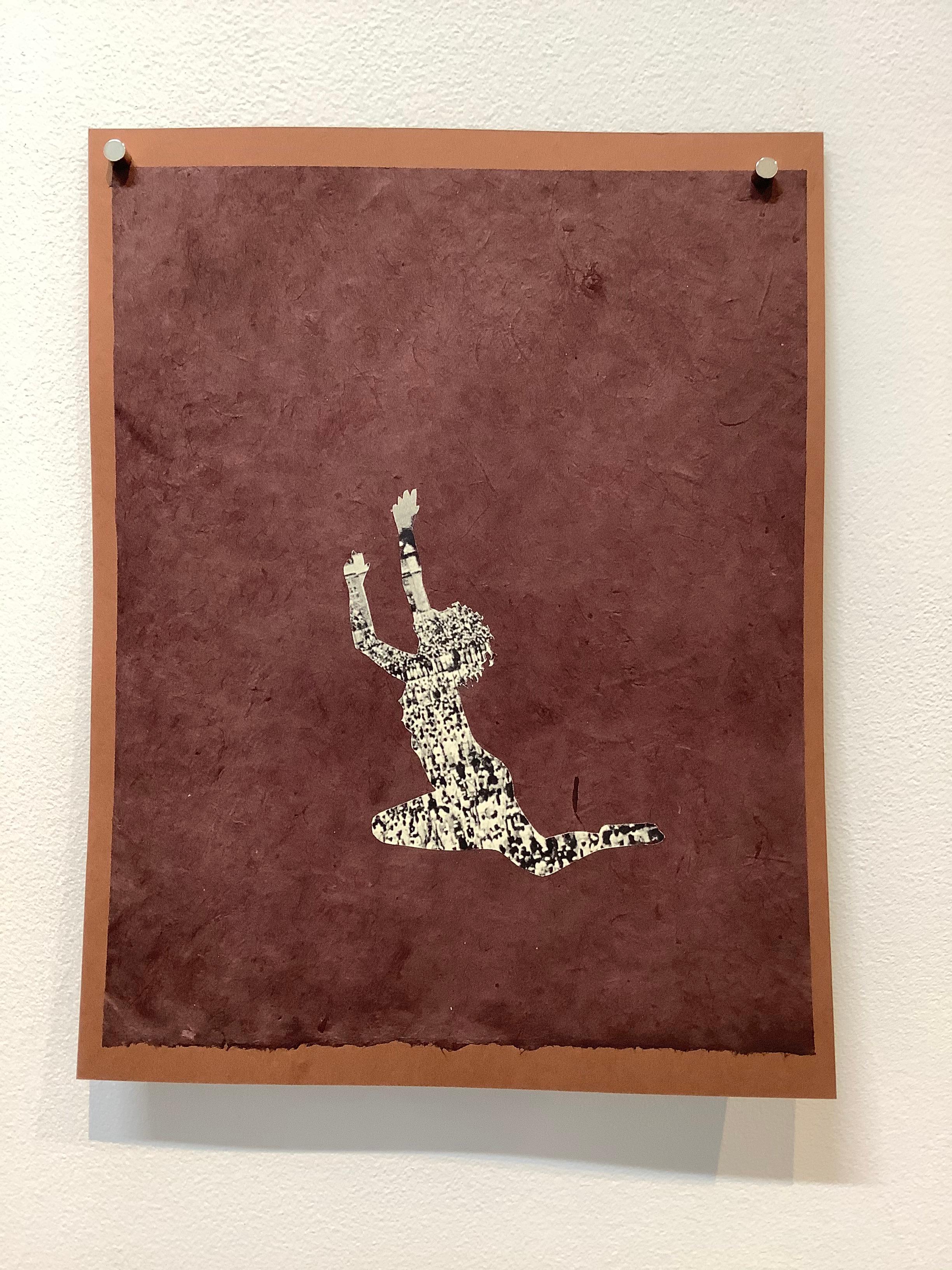 En este collage de papel cortado a mano sobre papel, el papel estampado en blanco y negro se recorta en la silueta de una figura femenina sentada y delicadamente perfilada, arrodillada con los brazos dramáticamente extendidos hacia arriba, sobre un
